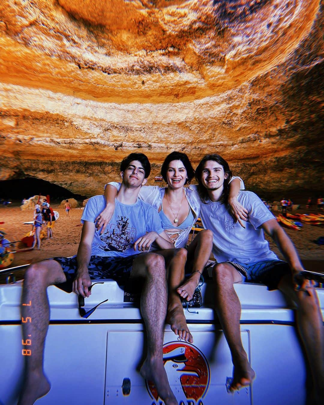 イザベリ・フォンタナのインスタグラム：「Realizando um sonho em estar aqui ! Uma verdadeira obra de arte divina #Benagil   fulfilling a dream of being here this is a true divine art #benagilcave」