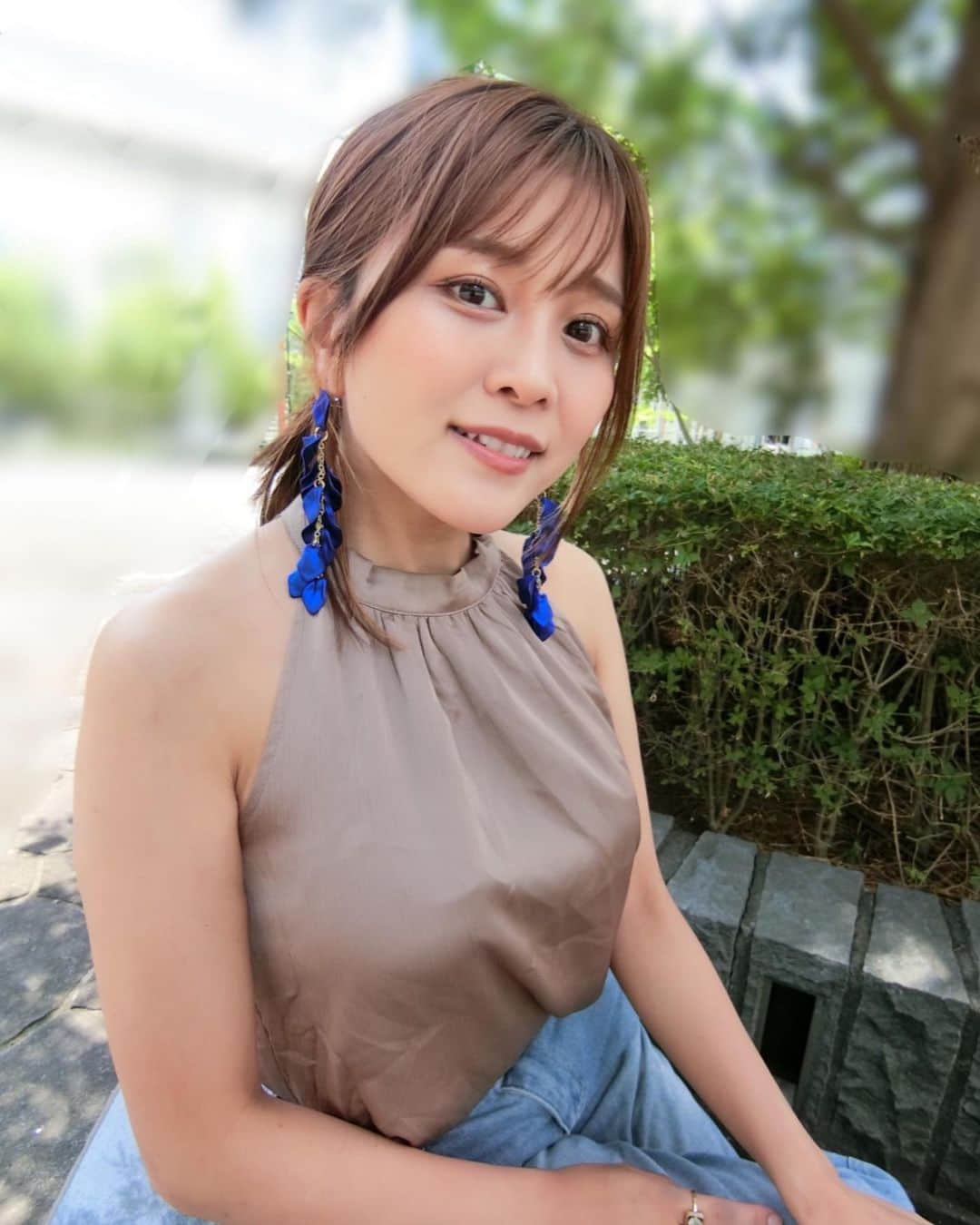 東紗友美さんのインスタグラム写真 - (東紗友美Instagram)「エリザベート1878（8/25公開）  宝塚歌劇団のエリザベート、劇中に出てくる楽曲はほぼ歌えるし、何度も味わい深く鑑賞ささていただいている、大好きな演目です。 カラオケでも#私だけに　#闇が広がる　何度も歌ってきました🎙️（友達はびっくりする笑）  エリザ好きには外せない作品がこの夏公開🎥 #エリザベート1878 です。  19世紀後半、ハプスブルク家において実質最後の皇帝となったフランツ・ヨーゼフ一世の皇后、エリザベート。 ハプスブルク家は主にオーストリア皇帝、神聖ローマ皇帝としてヨーロッパに君臨していた一族ですね。 約650年にわたるハプスブルク家の歴史は、ヨーロッパの歴史を形作ったようなものなんですよね。  舞台版では、彼女の長い長い人生すべてを描きますがが､今回の映画ではヨーロッパ宮廷ナンバーワンの美貌と称されたエリザベートの40歳の1年間（1878年）にスポットを当てます。 美しさというものさしのみで存在価値を測られてきた彼女を新たに大胆な解釈で描き直します。  エリザベートの物語のイメージは 彼女の印象は、私にとってはおてんばで自由だった美しい少女が、一転して、宮殿に行き、人生の牢屋に閉じ込められてしまう。そこから甘美なる死の世界に生涯に渡り、魅せられていってしまう。  そんな状況下でも彼女は強く生きたけど、やっぱりどこか少しかわいそう（言葉選び難しい...）なイメージを持ってもいました。 そして、同時にその生涯を通して、やはり謎に満ちた女性という印象を持っていました。  でも、この映画ではある1年にフォーカスしてるんです。だからより彼女にクロージングしていたのがよかった！！！ 短期間に集中しているほうが気づけることがあるというか、、、。  知らない一面が、知らないエリザベートがここにいました。 こんなふうに彼女が生きていてくれたらうれしい。ある意味、願っていた姿でもありました。  宝塚や東宝など舞台版のエリザベートを知っているとトート閣下の不在はどうしても気になってしまっていたけれど、実際に映画を観てみるとむしろ閣下の不在により、彼女の芯の強い部分が際立つのが良い。 また舞台エリザベートでは物語の語り手のルキーニの狂言回しも魅力的ですが、彼女のこの一年を描くにあたりシシィ本人に集中できました。（ルキーニに出くわす前の時代だから当然なのですがそれが物足りなくなかったです👍）  なんだかですね、エリザベートがとにかく、とても人間らしいんですよね。 このシシィならめっちゃ仲良くなれる！的な。笑  細い細いウエストは「自分を追い込み過ぎている」とこれまで時にかわいそうに思えてしまっていたけど、どちらかといえば美に対して前向きにストイックなイメージとして受け取れました。 女性達が美しさに対する基準は変わらず今も苦しめられていることが事実ですが、それに対してこのエリザベートは好戦的に捉えているというか。  そしてエリザベートはこの映画でも人生に葛藤していますが''どうしても宿命から逃れられなかった女性、 生涯を通して心の檻から出ることができなかった女性''ではなく、 この作品の中のエリザベート皇太子妃は、むしろ抑圧をエネルギーにするかのように、溌剌としていたのが良かった。  自然豊かなドイツで育っていた頃のシシィと誰からも呼ばれていた頃に、出会えた気がしたした。この映画と出会うことでまた舞台版のエリザベートもこれまでとは異なる見方ができる気がする。  エリザベート。 人生を通して大好きな作品を、 また豊かに見れるきっかけでした。  #エリザベート1878 #映画　#映画好きな人と繋がりたい　#映画垢　#映画鑑賞　#試写会 #エリザベート　#エリザ」7月5日 22時16分 - higashisayumi