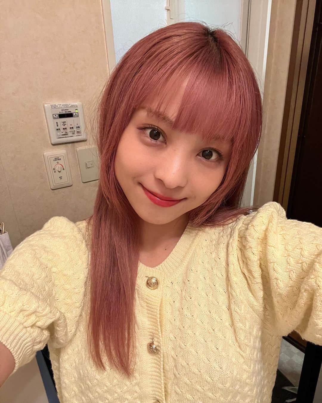 のインスタグラム：「お風呂入る前に撮っといた😤 #風呂#ピンクベージュ」