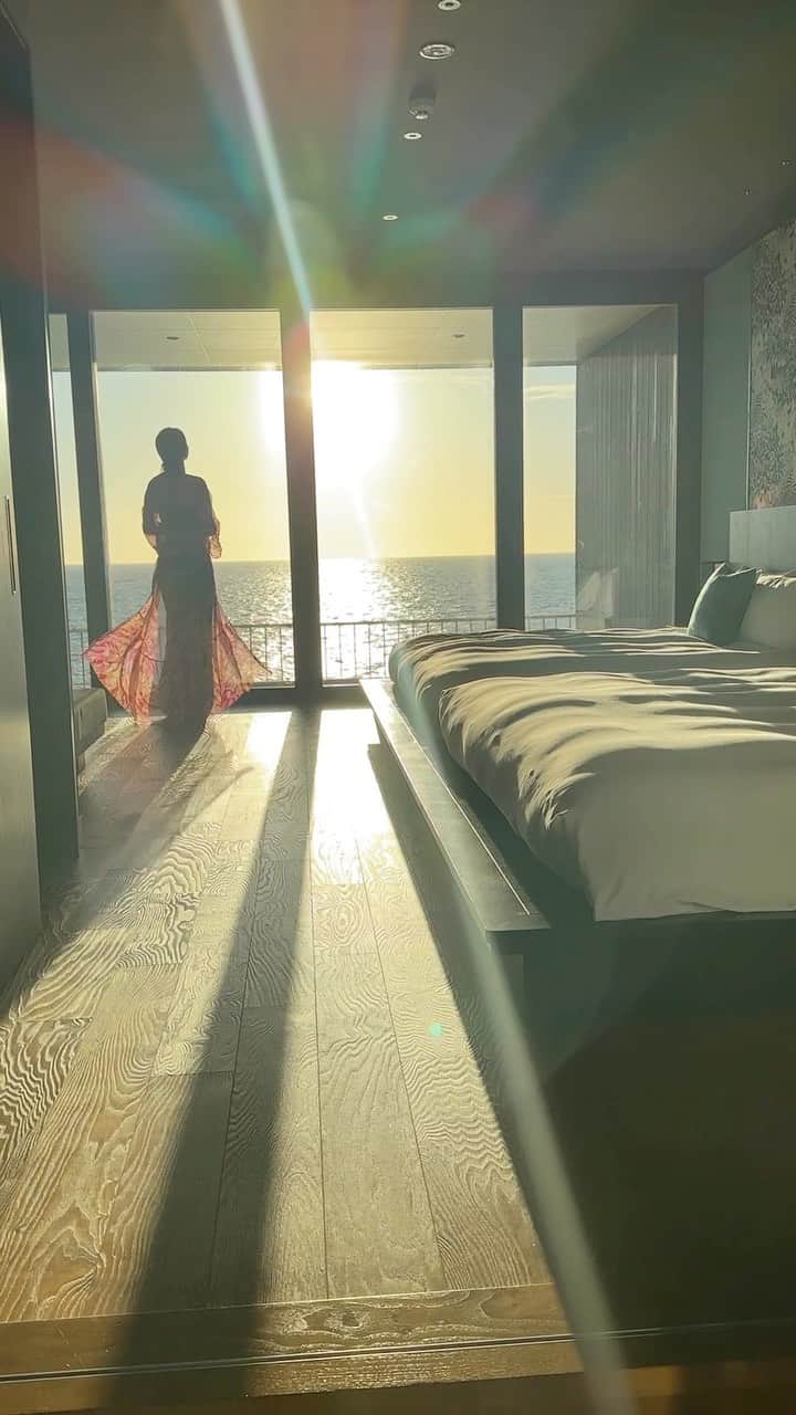 西内ひろのインスタグラム：「It was really beautiful time....☀️  まるで海に浮かんでいるクルーザーにいるかの様に思えてくる。  そんな景色が味わえるお部屋。  @hoshinoya.official   #星のや沖縄 #沖縄 #sunset #hotel」