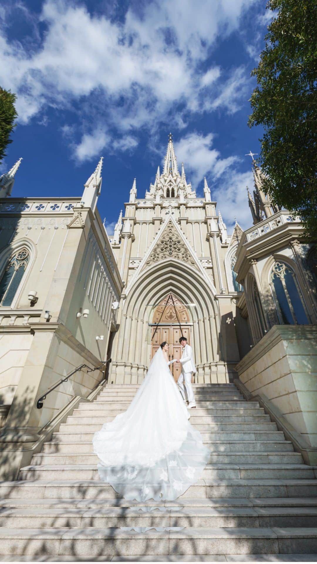 のインスタグラム：「~ コメントで教えてください💐 @bestbridal.jp 昼と夜のイメージどちらが好き？ロマンティックフォト~  青山セントグレース大聖堂の 素敵な前撮りショットをまとめてご紹介  青空の下での開放感あふれるお昼のショットと ロマンティックなナイトショット 皆さんはどちらがお好みですか？  お昼→☀️ ナイト→🌙  ぜひコメントで教えてください✴︎  @bestbridal.jp では1.1万人の花嫁様の 最新のトレンドウエディングアイデアを毎日発信中 気になる方はぜひフォローお待ちしています✴︎  ﹋﹋﹋﹋﹋﹋﹋﹋﹋﹋﹋﹋﹋﹋﹋﹋﹋﹋﹋﹋﹋﹋  \ウェディングフォト募集中/  当アカウントでリグラムOKなベストブライダルの卒花嫁orプレ花嫁の皆様は、#ベストブライダル花嫁 もしくは  #bb花嫁 のハッシュタグをつけて投稿をお願いします🌿  ※BB花嫁に投稿があったお写真をリグラムする際は、 個別にご連絡は行っておりません。予めご了承ください  \ブライダルフェアの予約について💐/  アカウントプロフィールのURL先、 各会場のHPもしくはDMよりご予約を承っております。 どんな式場が自分に合うかわからない、結婚式をするか迷っている...など些細なご質問でもお気軽にDMにてご相談ください✴︎」