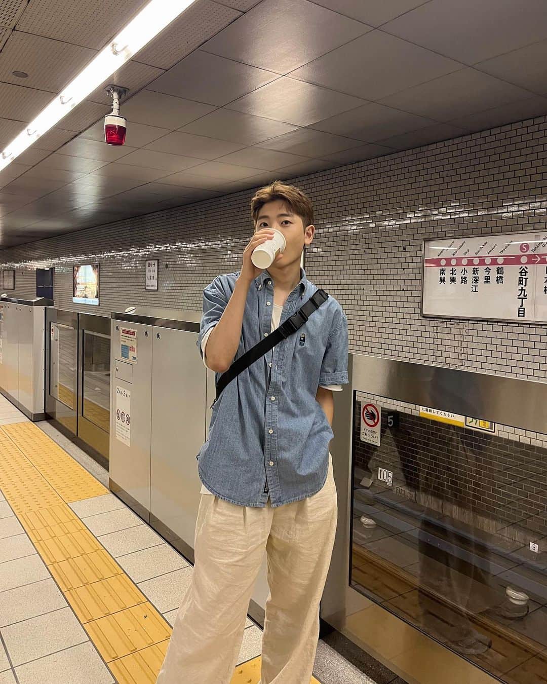 ホン・ウンギのインスタグラム：「약속~해줘~🤙🏻 #일본 #여행 #지하철」