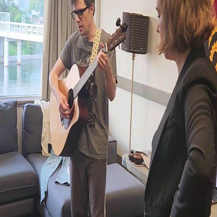 リヴァース・クオモのインスタグラム：「Toronto, ON 7-4-23. The Canadians were off the charts last night. There's a reason we love playing here and if you were there, you'd understand why.  Special thanks to @serenaryder for coming and slaying IJTOTLOMD with us.   We're coming for you tomorrow, @festivaleteqc.」
