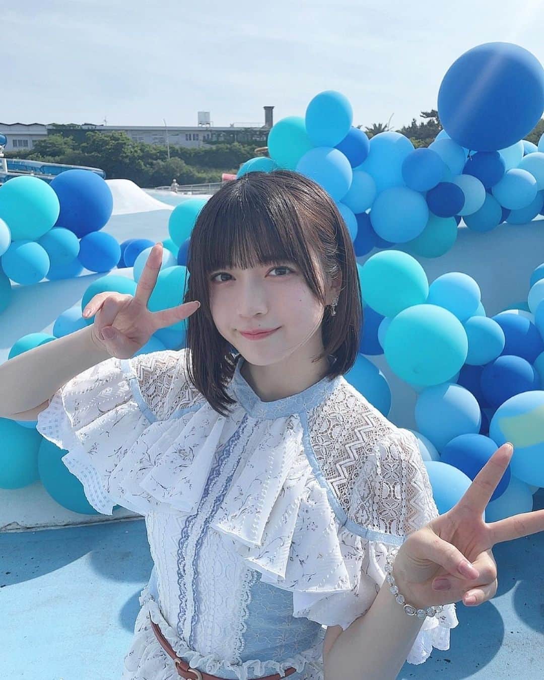 坂本真凛のインスタグラム：「SKE48 31stシングル 「好きになっちゃった」発売日！♡ SKEのことを好きになっちゃったああああ！って多くの方に思って頂けるそんなきっかけとなる楽曲になれたらうれしいです！ 背景の風船がたまたまサイリウムカラーでかわいかった〜！！♡ #idol #balloons #アイドル衣装」
