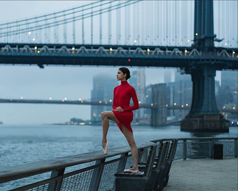 ballerina projectさんのインスタグラム写真 - (ballerina projectInstagram)「𝐑𝐞𝐦𝐲 𝐘𝐨𝐮𝐧𝐠 on the East River in New York City.   @remyyounggg #remyyoung #ballerinaproject #eastriver #manhattanbridge #brooklynbridge #newyorkcity #ballerina #ballet   Ballerina Project 𝗹𝗮𝗿𝗴𝗲 𝗳𝗼𝗿𝗺𝗮𝘁 𝗹𝗶𝗺𝗶𝘁𝗲𝗱 𝗲𝗱𝘁𝗶𝗼𝗻 𝗽𝗿𝗶𝗻𝘁𝘀 and 𝗜𝗻𝘀𝘁𝗮𝘅 𝗰𝗼𝗹𝗹𝗲𝗰𝘁𝗶𝗼𝗻𝘀 on sale in our Etsy store. Link is located in our bio.  𝙎𝙪𝙗𝙨𝙘𝙧𝙞𝙗𝙚 to the 𝐁𝐚𝐥𝐥𝐞𝐫𝐢𝐧𝐚 𝐏𝐫𝐨𝐣𝐞𝐜𝐭 on Instagram to have access to exclusive and never seen before content. 🩰」7月5日 22時25分 - ballerinaproject_