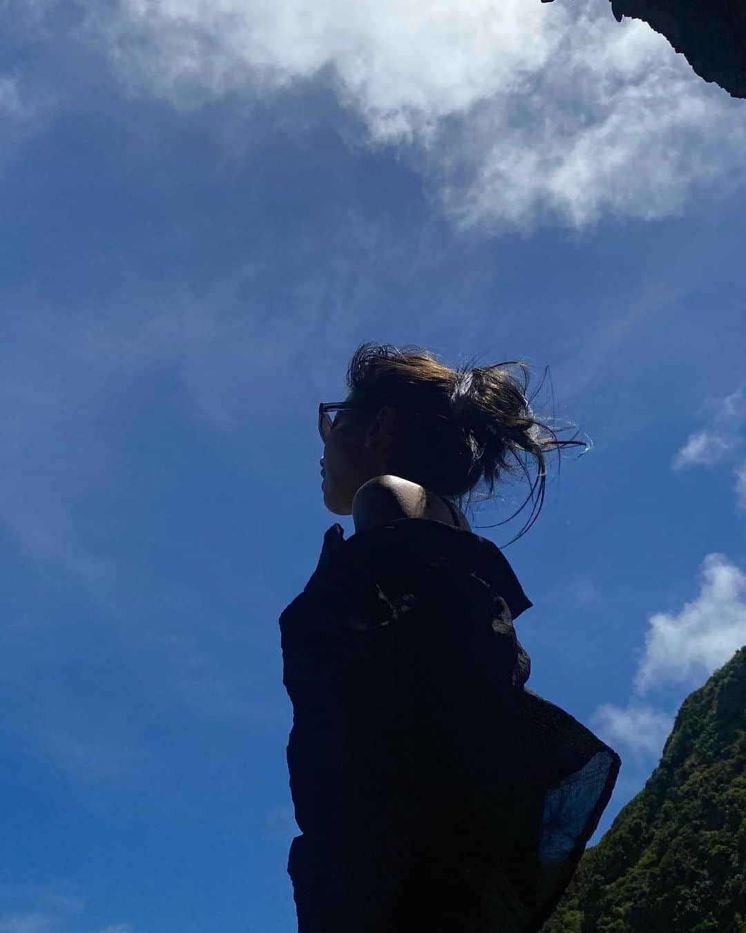 Hinaさんのインスタグラム写真 - (HinaInstagram)「ㅤㅤㅤㅤㅤㅤㅤㅤㅤㅤㅤㅤㅤ 沖縄の秘密の場所🌍 まさかこんな経験が出来ると思ってなくて、東京に戻っても未だに余韻から抜けられないくらい 大自然を全身で感じて自然の偉大さと美しさに心から感動しました 崖を登ったり山道降ったり滝行したり、やりたかったことぜーんぶ出来て本当に嬉しかったな ㅤㅤㅤㅤㅤㅤㅤㅤㅤㅤㅤㅤㅤ ツアーをしてくれたヒカリさんのかっこよさとキラキラも忘れられない！ヒカリさん @hikari_myhr 本当にありがとうございました♡  沖縄にいる数日間電波のない場所にも結構いたんだけど、東京では絶対に感じられない時間の感じ方、目の前にある豊かな時間の過ごし方、全部が大切で仕方なかった🌈」7月5日 22時26分 - hina_faky