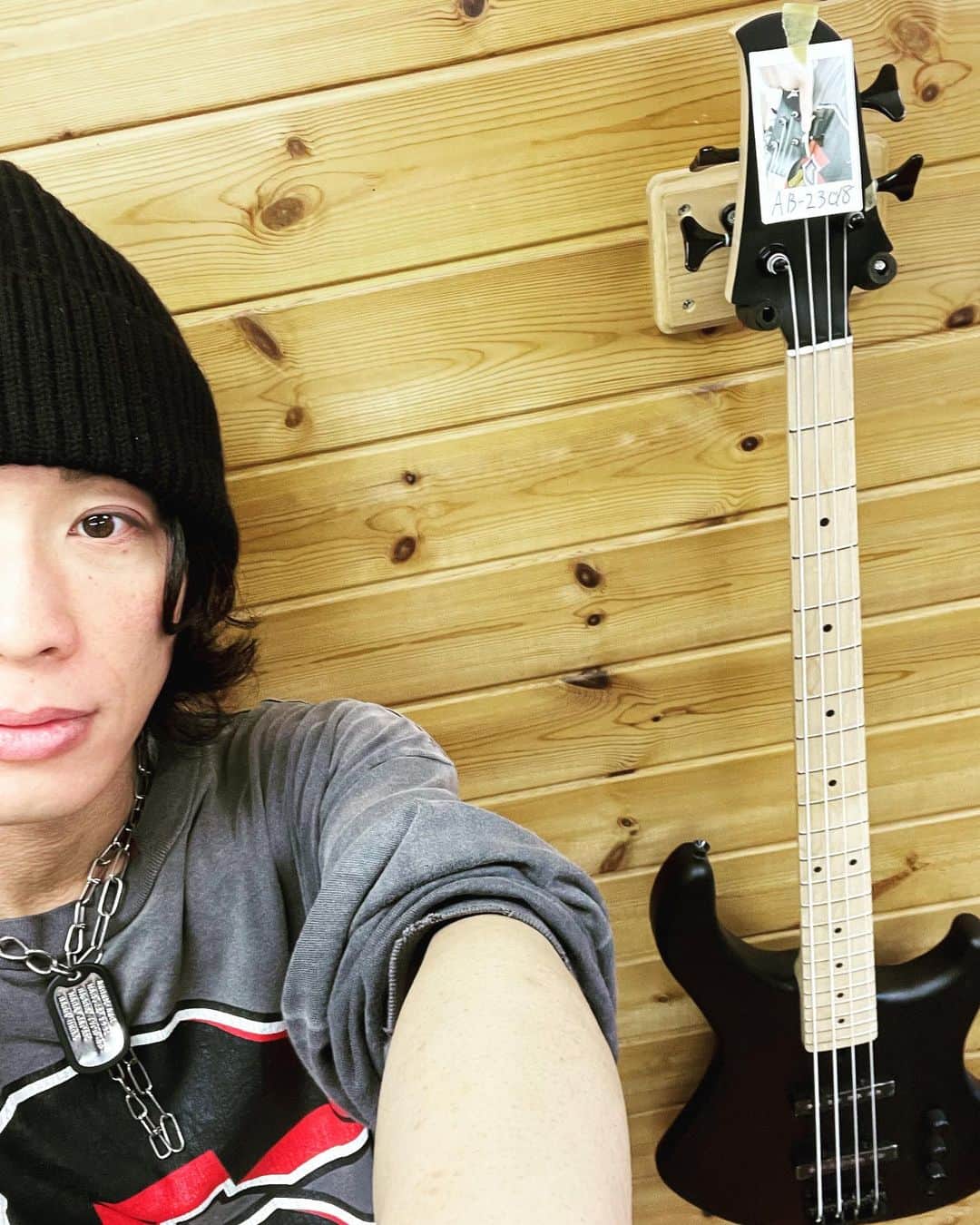 あきらかにあきらのインスタグラム：「ACE BASSのアウトレット品(音は問題なく、見た目に少しキズ等あり)が販売されます。すぐに全て売り切れてしまって申し訳ないから1人でも多くの方に手に取ってもらいたい思いがあります。インスタライブで検品を行った際に楽器の性能としては問題ないけどブランドとして普通に売ることはできないと判断したもの達です。詳しくはインスタライブのアーカイブを見てもらったら分かるけどほんまに少しのキズやちょっとしたインクのテカリです。楽器はどれだけ大切に扱っても使えばキズは付いてしまうので、キズまで愛してもらえたらな、と思ってます。それぞれ指差して写真を撮って添付しましたので、それも記念にしてください。通例なら処分するところらしいですが、産業廃棄物を減らす為にチャレンジの部分もあります。もし賛同してくれる方がいらっしゃったらご購入お願いします。  @ace_bass_jp」