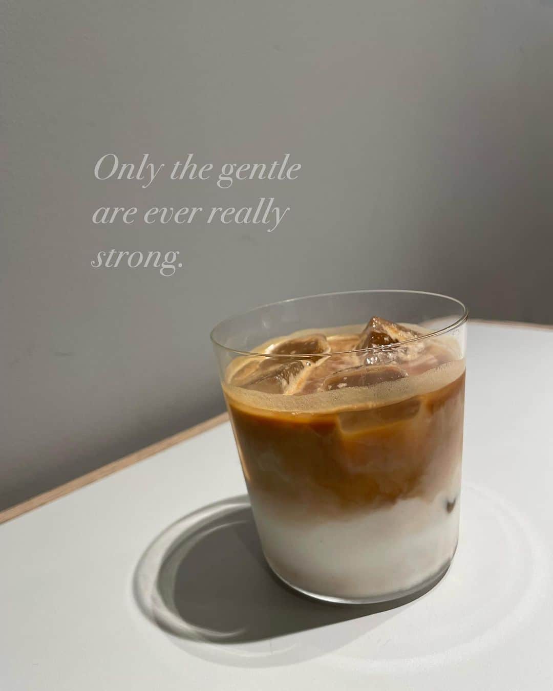 南キカのインスタグラム：「こんばんは☾⋆  カフェラテ中毒の私です。  “優しさこそ本当の強さだ” て 素敵よね〜  それいけ! おやすみなさい♡」
