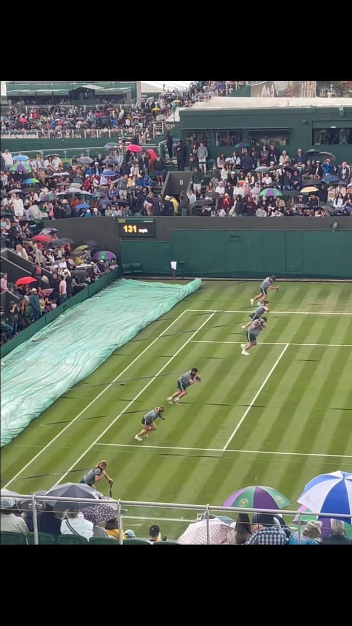 マルセロ・メロのインスタグラム：「Cobrindo as quadras em Wimbledon! Imagina toda hora que chover este procedimento? Incrível o trabalho que estas pessoas fazem, estão de parabéns pq o esforço é muito grande, da p ver no vídeo. #diadechuva」