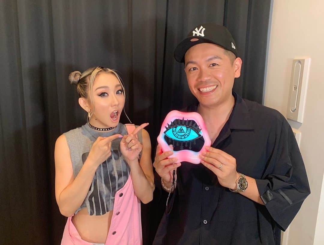 のインスタグラム：「. さすが東京！立川公演！ 2日間4公演！ありがとうございました！！！ ⁡ とても華やかな方々がたくさん応援に来てくださっておりました！！！ 初めての会場で、とっても緊張しましたが、とっても温かい声援をたくさんいただき、とても感動的で幸せをいただけるライブでした！ ⁡ なんですが、、知っている方々もいらっしゃっていて少し違う緊張感でした、、、笑 ⁡ 全くジャンルの違う方々で、年齢も様々で、、、 私はたくさんのインスパアをいただき今の倖田來未があるんだと実感しております！！ →→→→ ⁡ #kodakumi #倖田來未 #KODATOUR23」