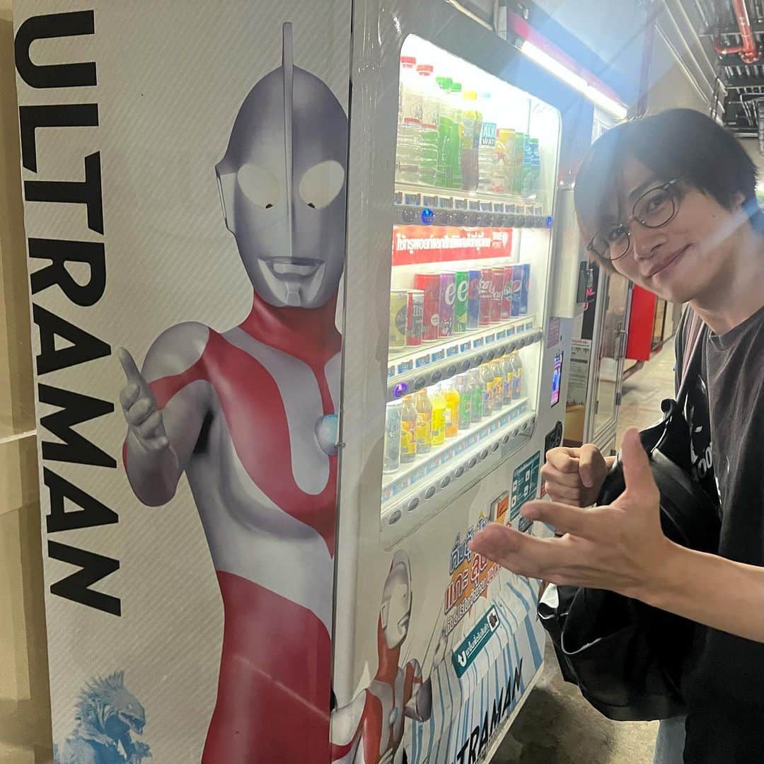 寺坂頼我のインスタグラム：「ウルトラマンの自販機‼️すごいです😳 日本にも欲しいな〜✨  #thailand #自販機　#ウルトラマン」