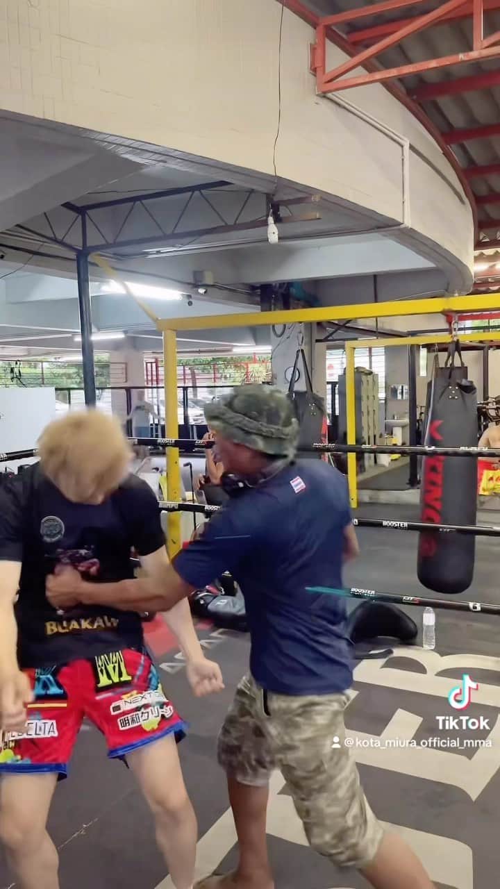 三浦孝太のインスタグラム：「I danced Macarena with Buakaw…🕺🤣」