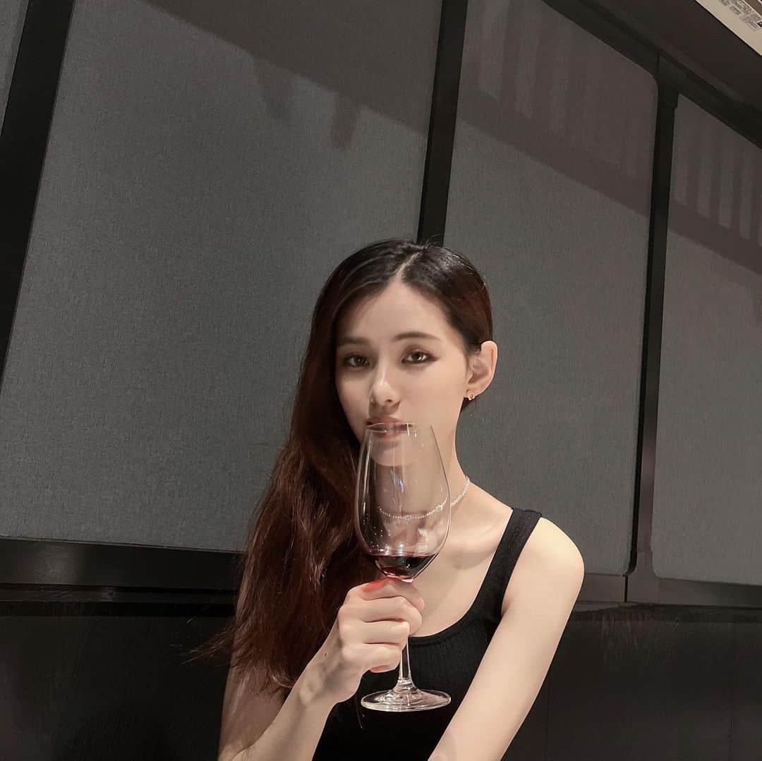 Tomokaのインスタグラム：「. 日本で他に類を見ないボロネーゼ専門店 @bigoli_pr 🍝  ここでは時間無制限で100種類のワインを棚から自由に選んで飲み比べることが出来ました。  ボロネーゼとワインがマッチして最高でした🍷♡  簡単調理でおうちでボロネーゼが楽しめるミールキットも頂きました。  ワイン好きな方、ボロネーゼ好きな方は是非❤️ . . . PR @bigoli_pr #ビゴリ京都本店 #ボロネーゼ専門店 #ワイン100種飲み放題 #賞味期限10分 #ふわふわ山盛りチーズ #贅沢ディナー #BIGOLI #四条烏丸パスタ #ワイン #ワイン好きな人と繋がりたい #ワインバル #ワインエキスパート #ワインペアリング #ワイン好き #ワイン飲み比べ #ワインレッド #ワインのお供 #ワインに合う料理 #ボロネーゼ #ボロネーゼ専門店 #winelover #wine #winetime #winelovers #winebar」