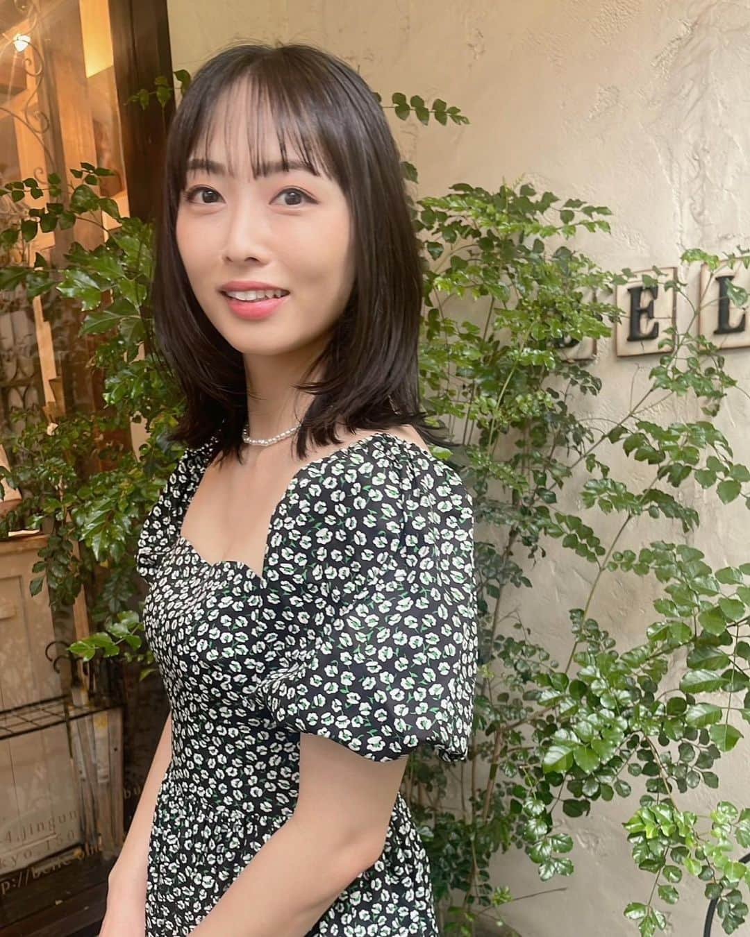 須藤茉麻のインスタグラム：「久しぶりの美容院💇🏻‍♀️  #ミュージカルサニー で ウィッグ被るからバレないか！と 3ヶ月も放置しちゃった🙃  伸びた分カットしたのと 少し傷んでいたから トリートメントもしていただきました！  サラサラヘアー復活🤩✨  @hatanomoe さん ありがとうございました♡  #美容院  #黒髪  #サラサラヘアー」