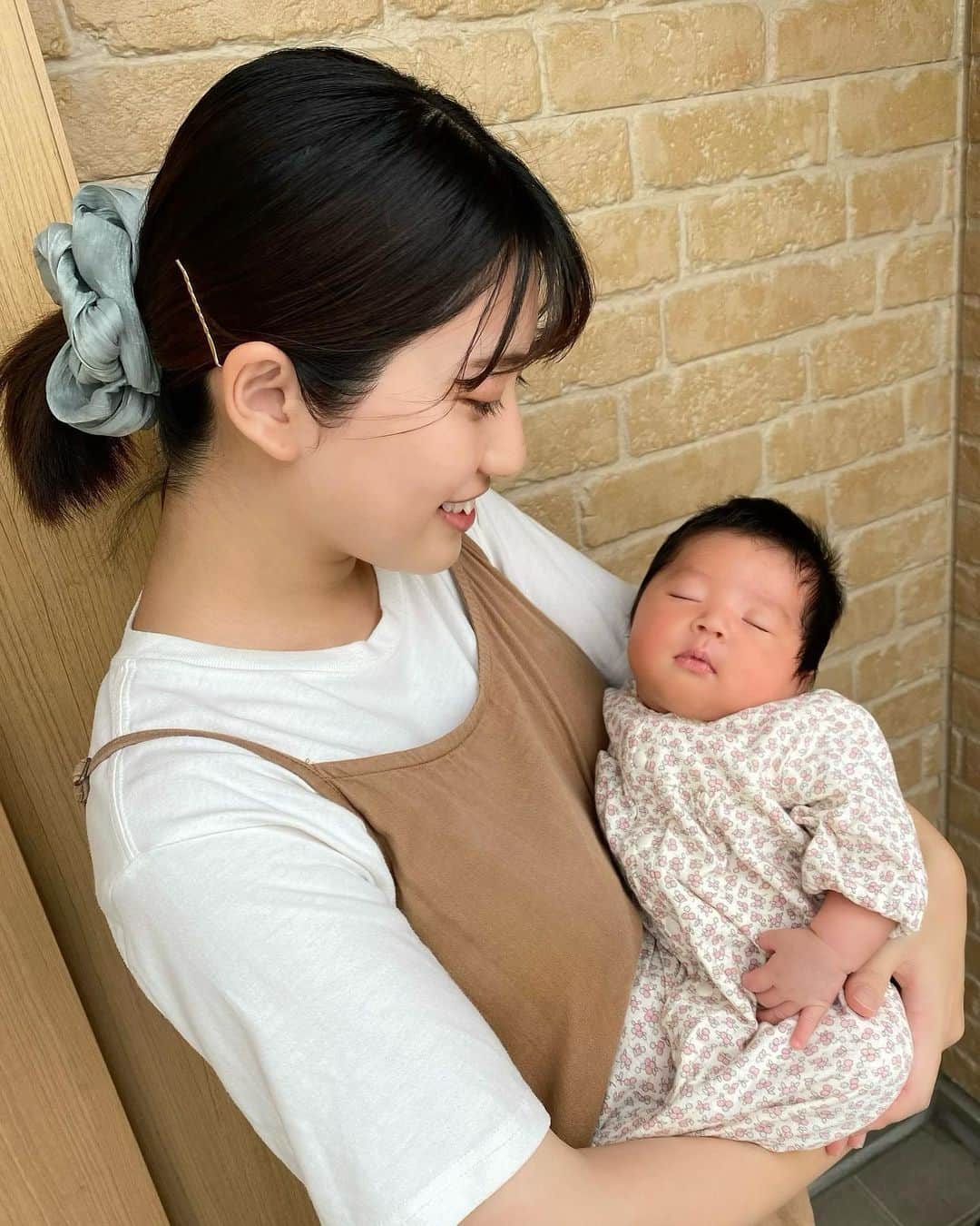 小泉留菜のインスタグラム：「🎀💘 . . 今日で生後1ヶ月👶🏻💕 1ヶ月検診問題なく無事に終わって安心😌🌼 . . 3574g→4770gに👶🏻✨ 遥大より小さく生まれたのに 遥大の1ヶ月の体重を超えてたのにはびっくりした😘✨ 1日に1回くらいミルクで後は全部母乳なんだけど 母乳の凄さを身に染みた🥹🫶🏻 . . 昼夜逆転してて夜がほんとにしんどくて、(寝不足😩) 元々おしゃぶりやろうと思ってなかったんだけど、 ついにデビューしました😂😂 、、、なんて楽なの🥹✨✨✨ 遥大の時はお口の関係でおしゃぶりできなかったから 初めての体験すぎて感動してる🥹👏🏻✨ . . 妊娠中18キロ太りまして、、、🐖笑 10キロ落ちたけど残り8キロ😇 目標体重だと残り10キロ落とさなきゃ😂💪🏻 . . #1month #生後1ヶ月 #1ヶ月ベビー #1ヶ月検診  #3歳 #3歳男の子 #3歳児 #ママ #男の子ママ #ママスタグラム #25歳ママ #口唇口蓋裂 #関東ママ #埼玉ママ　 #出産 #出産報告 #ご報告 #第二子 #第二子出産 #赤ちゃん #ベビー #baby #女の子ママ #2児ママ #0歳 #0歳児 #0歳児ママ #兄妹」