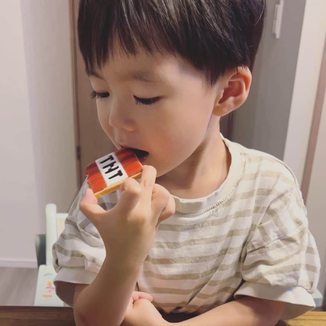 斉藤マリナ(さいまり) さんのインスタグラム写真 - (斉藤マリナ(さいまり) Instagram)「🎂4歳になりました🎂 . 👦🏻＜マイクラのけーちがたべたいなあ . マイクラ実況にハマった派生で「マイクラのケーキ作ってみた」動画を100回くらいリピしていた息子 . 4歳だしケーキ解禁するか…ということで、フルオーダーケーキを発注(ママは作れないよ😂) . 仕事で何度もお願いしていた @dolce_maririsa さんにまさか息子のケーキを依頼する日が来るとは…人生どんな経験が役立つか分からないなと思いました笑 . 写真撮る前にロウソクを刺そうとしたパパにコーティングチョコ割られた😂案外固いので注意です笑🍫 . ちいさいちいさいと思っていた息子が4歳になり、妹も産まれてお兄ちゃんになるなんて未だ信じ難い . 少しずつ身体も強くなって、ありがとう/ごめんなさいがすぐに言える優しい子に育ってくれて、母はもうこれ以上何も望まないって感じになっています。 . 常に余裕のない母ですが、くるくる表情が変わる愛らしさに癒される毎日で、子どもに親にしてもらっているなぁと思います。 . 産後もだいぶ落ち着いて、出かけたい欲が出てきました！たくさん遊びに誘ってください！土日はソロでも活動可能です(？) . #4歳誕生日#マイクラ#Minecraft#マイクラ好きと繋がりたい#マイクラケーキ#4歳男の子#4歳児#2児のママ#息子の成長」7月5日 22時43分 - saitoh_marina