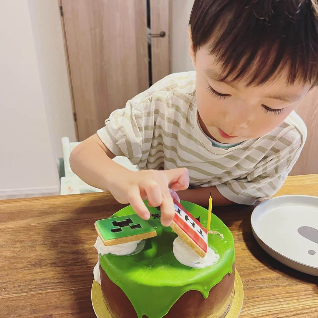 斉藤マリナ(さいまり) さんのインスタグラム写真 - (斉藤マリナ(さいまり) Instagram)「🎂4歳になりました🎂 . 👦🏻＜マイクラのけーちがたべたいなあ . マイクラ実況にハマった派生で「マイクラのケーキ作ってみた」動画を100回くらいリピしていた息子 . 4歳だしケーキ解禁するか…ということで、フルオーダーケーキを発注(ママは作れないよ😂) . 仕事で何度もお願いしていた @dolce_maririsa さんにまさか息子のケーキを依頼する日が来るとは…人生どんな経験が役立つか分からないなと思いました笑 . 写真撮る前にロウソクを刺そうとしたパパにコーティングチョコ割られた😂案外固いので注意です笑🍫 . ちいさいちいさいと思っていた息子が4歳になり、妹も産まれてお兄ちゃんになるなんて未だ信じ難い . 少しずつ身体も強くなって、ありがとう/ごめんなさいがすぐに言える優しい子に育ってくれて、母はもうこれ以上何も望まないって感じになっています。 . 常に余裕のない母ですが、くるくる表情が変わる愛らしさに癒される毎日で、子どもに親にしてもらっているなぁと思います。 . 産後もだいぶ落ち着いて、出かけたい欲が出てきました！たくさん遊びに誘ってください！土日はソロでも活動可能です(？) . #4歳誕生日#マイクラ#Minecraft#マイクラ好きと繋がりたい#マイクラケーキ#4歳男の子#4歳児#2児のママ#息子の成長」7月5日 22時43分 - saitoh_marina