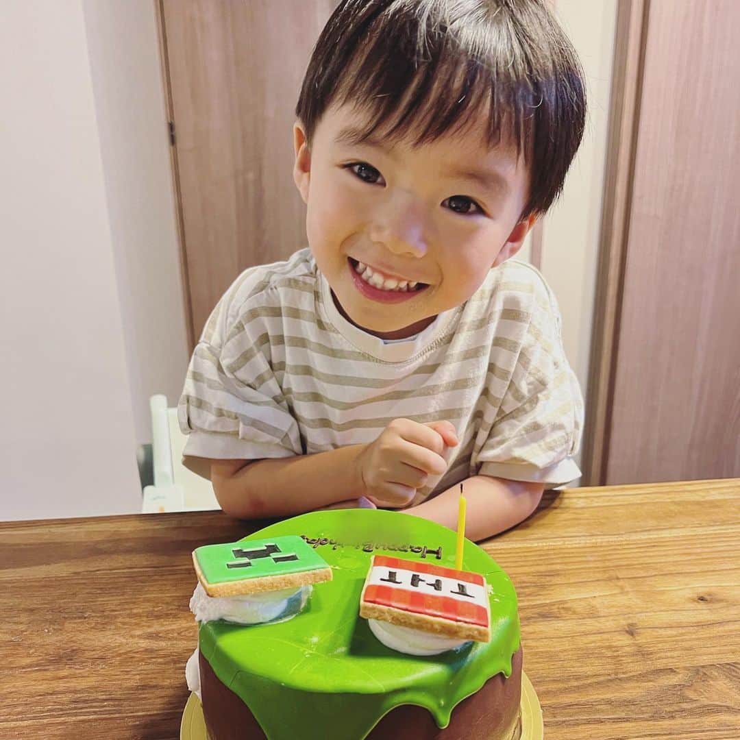 斉藤マリナ(さいまり) のインスタグラム：「🎂4歳になりました🎂 . 👦🏻＜マイクラのけーちがたべたいなあ . マイクラ実況にハマった派生で「マイクラのケーキ作ってみた」動画を100回くらいリピしていた息子 . 4歳だしケーキ解禁するか…ということで、フルオーダーケーキを発注(ママは作れないよ😂) . 仕事で何度もお願いしていた @dolce_maririsa さんにまさか息子のケーキを依頼する日が来るとは…人生どんな経験が役立つか分からないなと思いました笑 . 写真撮る前にロウソクを刺そうとしたパパにコーティングチョコ割られた😂案外固いので注意です笑🍫 . ちいさいちいさいと思っていた息子が4歳になり、妹も産まれてお兄ちゃんになるなんて未だ信じ難い . 少しずつ身体も強くなって、ありがとう/ごめんなさいがすぐに言える優しい子に育ってくれて、母はもうこれ以上何も望まないって感じになっています。 . 常に余裕のない母ですが、くるくる表情が変わる愛らしさに癒される毎日で、子どもに親にしてもらっているなぁと思います。 . 産後もだいぶ落ち着いて、出かけたい欲が出てきました！たくさん遊びに誘ってください！土日はソロでも活動可能です(？) . #4歳誕生日#マイクラ#Minecraft#マイクラ好きと繋がりたい#マイクラケーキ#4歳男の子#4歳児#2児のママ#息子の成長」