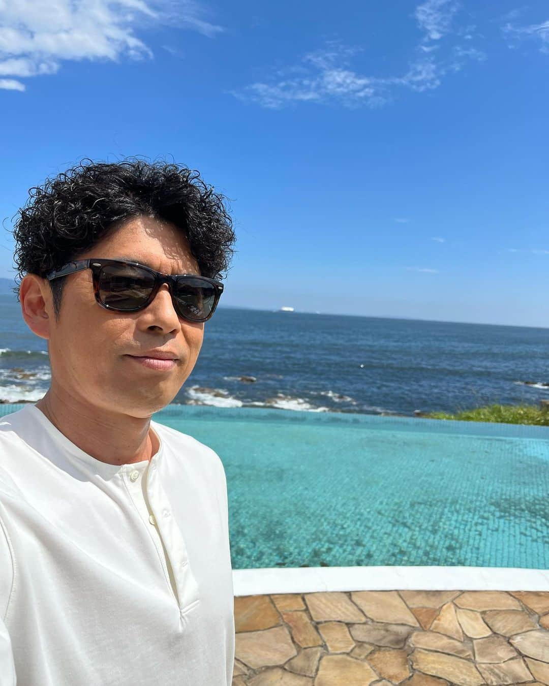 村上てつやさんのインスタグラム写真 - (村上てつやInstagram)「新しいビジュアルが公開されました😎  もちろん新作用ですよ！  8月23日発売のEP『HERE&NOW』 もう少々お待ちくださいね♪♪♪  ジャケット写真&NEWアーティスト写真を撮影したスタジオは海に突き出した素敵なところ  横須賀市観音崎と浦賀の間くらいかな  撮影日は天気に恵まれ、一足早い夏気分を堪能しました🌞  近くのたたら浜はゴジラが目撃された場所という設定らしく10分の1足跡がありましたよ🐾  帰りの寄り道、浦賀プチ観光では今年初のひまわり🌻を発見  百合の花も綺麗でしたー😁  #ゴスペラーズ #hereandnow #newep  #たたら浜 #ゴジラの足跡 #観音崎 #浦賀」7月5日 22時53分 - iamtetsuyamurakami