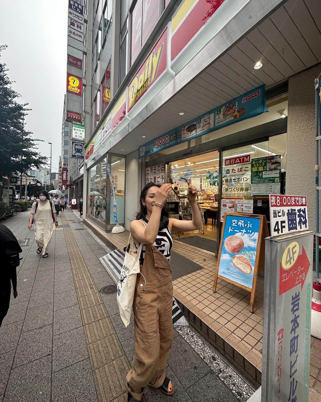 小松原美里のインスタグラム：「新横浜駅前のデイリーヤマザキでバイトしていた頃からずっと支えてくれている友達と再会❤️ いつもありがとうね🫶 制服も変わってなくていいよね  14年前も鳩の後を追っていたそうです笑  #デイリーヤマザキ  ＊写真は新横浜店ではありませぬ」