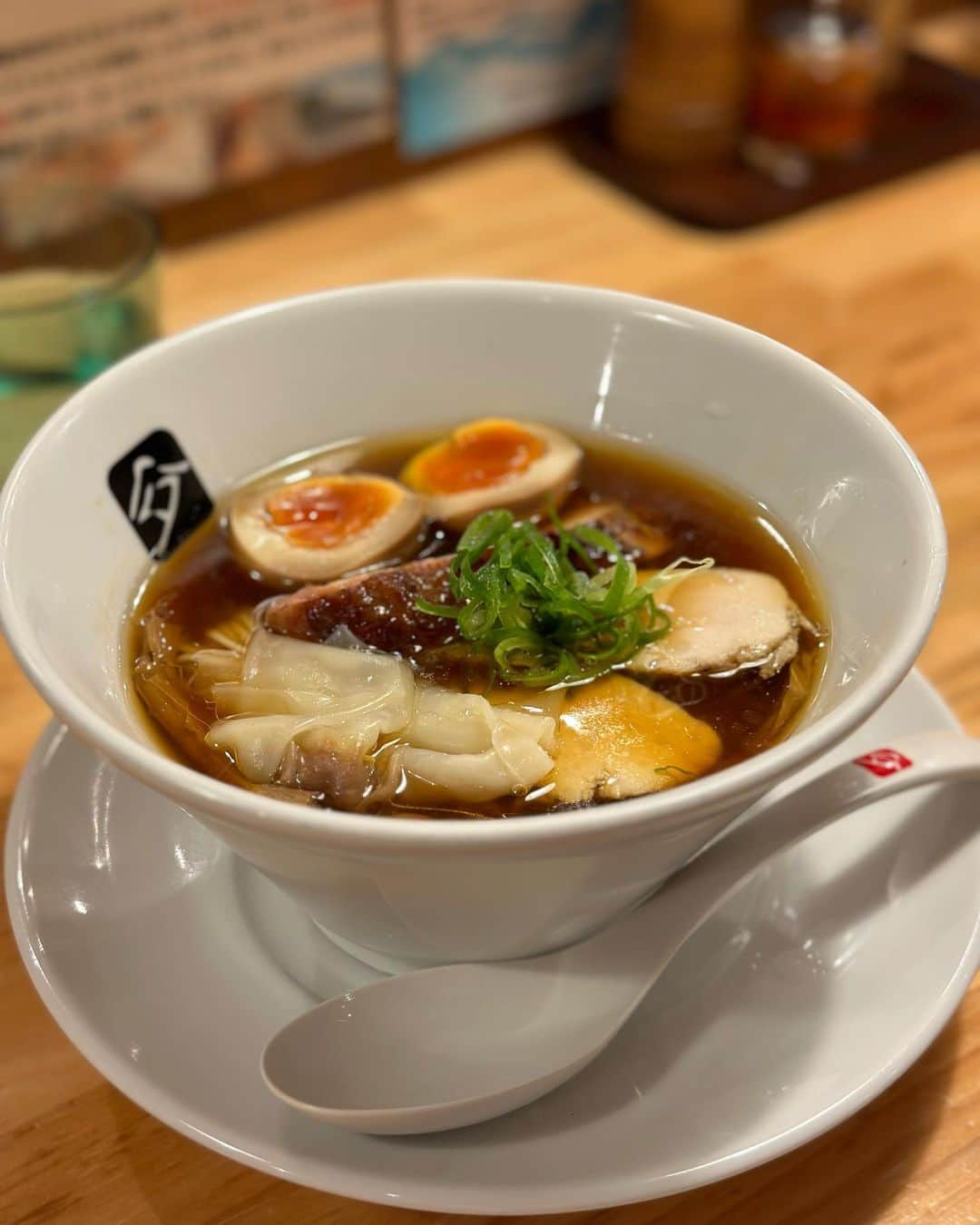 立澤香奈のインスタグラム：「本当に美味しかったラーメン🍜 こんな感動的なラーメン 今まであんまり食べたことなかった🙄 鶏チャーシューがしっとりとしてもう美味しくて美味しくて…  鶏チャーシューがしっかり分厚いし、ラーメンだけでもすごくお腹いっぱいになった！ 素材にもこだわっていて、ラーメン食べているのに罪悪感がなかった！笑 またすぐにでもいきたい😚  ◼︎特製鶏の中華そば ◼︎特製鶏つけそば  #中華そば髙野#中華そば高野#神奈川ラーメン#大口#神奈川グルメ#ラーメン#醤油ラーメン#しょうゆラーメン」