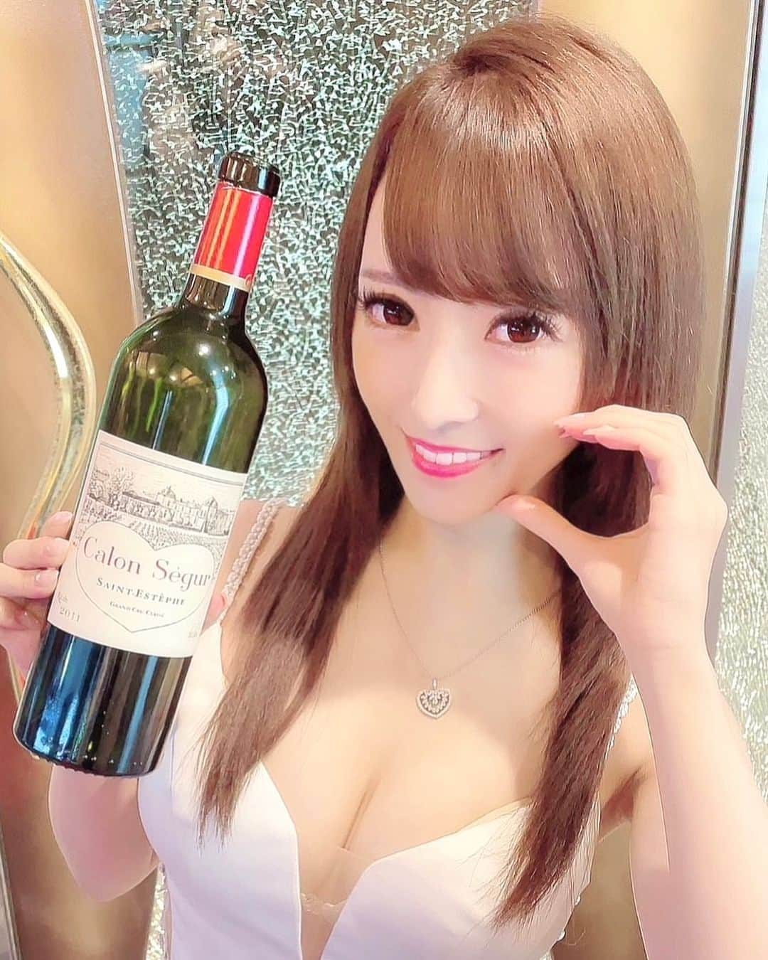 みくるんさんのインスタグラム写真 - (みくるんInstagram)「ハートのワイン🍷🤍  良いワイン飲むとお肌ピカピカなーる✨  飲ませていただけて幸せのお顔🤍らぶ✨  #名古屋#錦#アールズカフェ#名古屋キャバクラ#錦キャバ嬢#japan#japanesegirl#l4l#キャバ嬢#コンカフェ嬢#シャンパン#ワイン#カロンセギュール」7月5日 22時54分 - milkurumin123