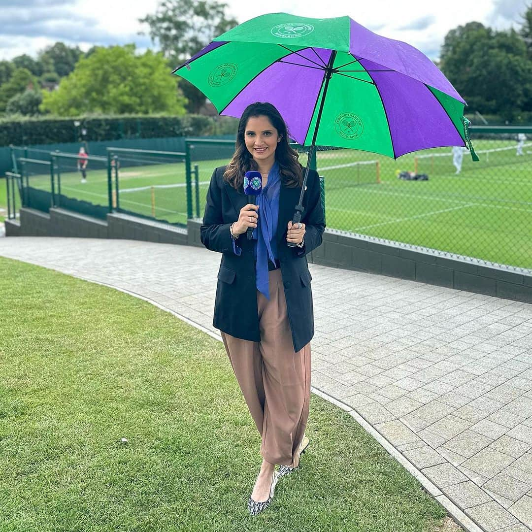 サニア・ミルザのインスタグラム：「Back at @wimbledon in a different role this time ☔️🎾」