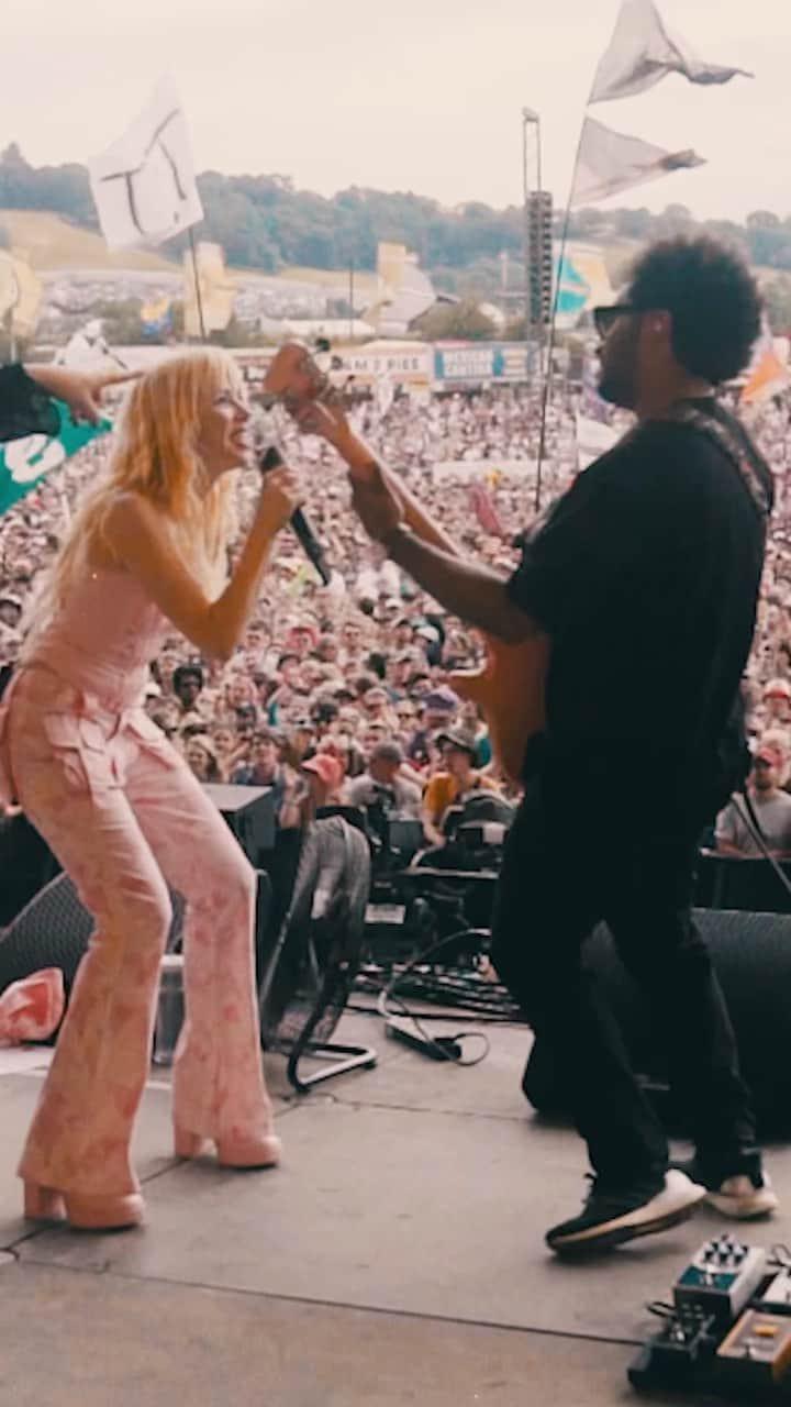 カーリー・レイ・ジェプセンのインスタグラム：「Shy Boy was released less than two weeks ago and so much love and goodness has been pouring in ever since. Here’s some footage of the first time we ever played it live. @glastofest what a wild one.   🎥 @tompullenphoto」