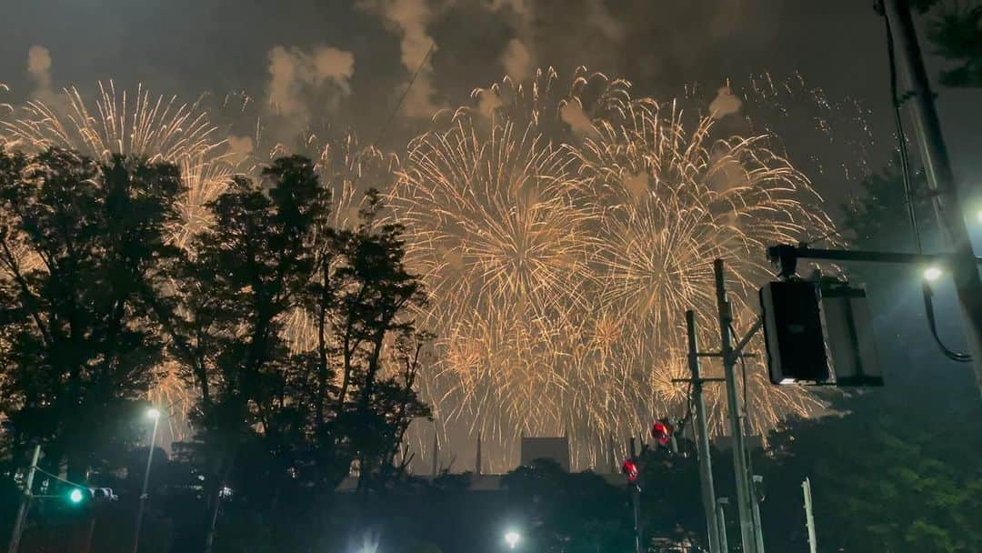 前田友理香のインスタグラム：「今年、初の花火🎆 うるさくてごめんなさい🙇‍♀️  #花火 #花火大会 #HANABI #fireworks」