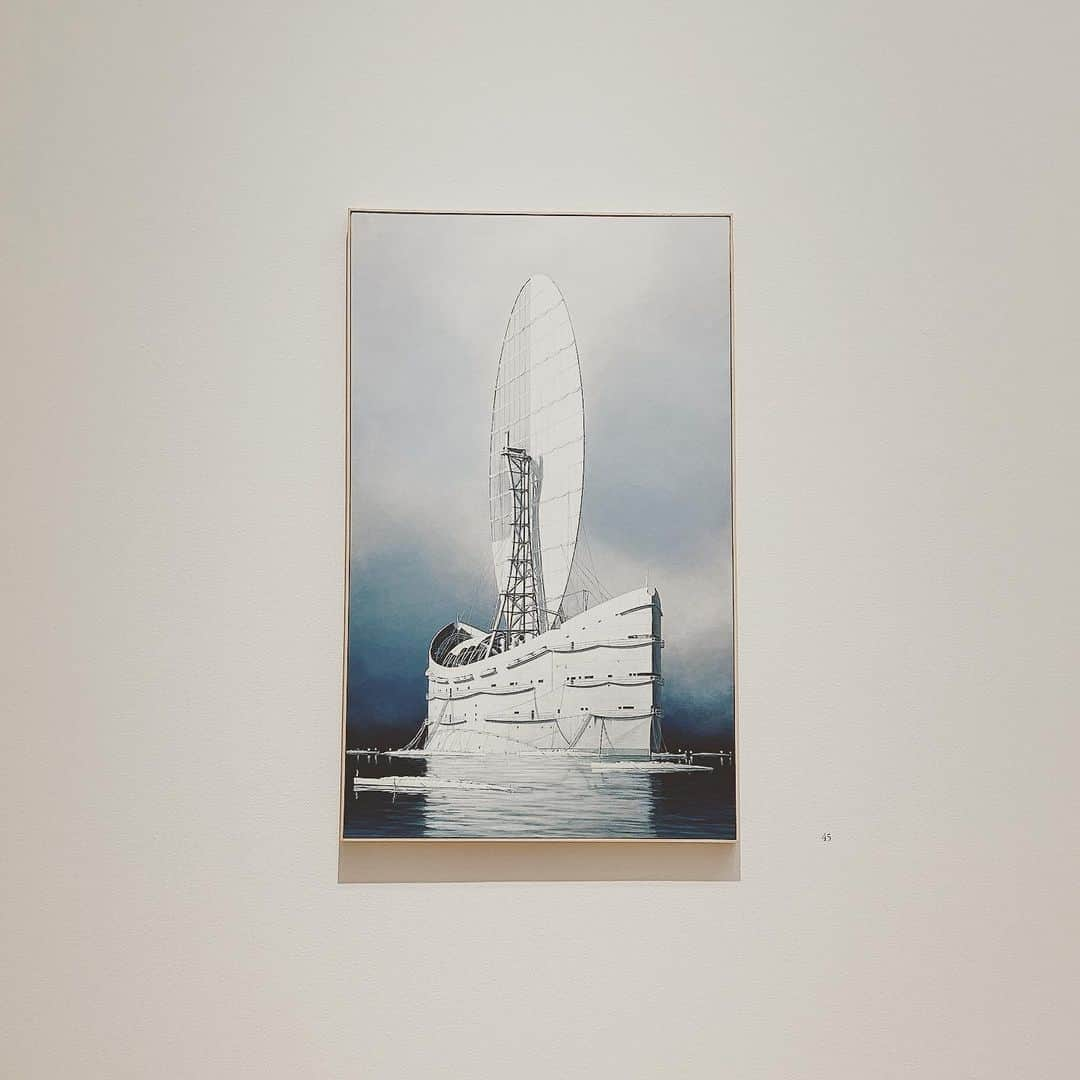 KIKIさんのインスタグラム写真 - (KIKIInstagram)「野又穫 ' Continuum 想像の語彙 ' Minoru Nomata Solo Exhibition  明日から始まる展覧会の内覧へ 最初から最後まで圧倒された 空想建築というのか知らないけれど 架空の建物が架空の土地にそびえる光景は あれ…どこかでこの作品を観ていたかなという気がするのだけれど わたしはこの度初めて知った作家で 初見のはず  会場を回っていくうちに気づいたのは その光景がどこか懐かしく感じるのは 背景に描かれた空にあるのではないかと思った  きれいだったな でもずっと眺めていると 建築というものが空恐ろしくも感じてきた そこに惹かれる自分もまたいるのだけれど  東京オペラシティ アートギャラリーで明日2023年7月6日 (木)から9月24日 (日)まで #野又穫 #continuum」7月5日 22時50分 - kiki_campagnepremiere