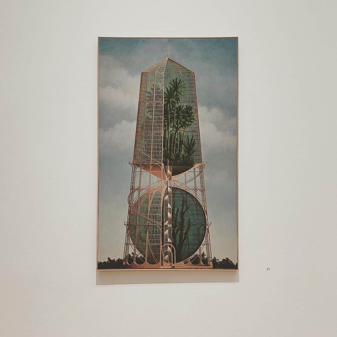 KIKIのインスタグラム：「野又穫 ' Continuum 想像の語彙 ' Minoru Nomata Solo Exhibition  明日から始まる展覧会の内覧へ 最初から最後まで圧倒された 空想建築というのか知らないけれど 架空の建物が架空の土地にそびえる光景は あれ…どこかでこの作品を観ていたかなという気がするのだけれど わたしはこの度初めて知った作家で 初見のはず  会場を回っていくうちに気づいたのは その光景がどこか懐かしく感じるのは 背景に描かれた空にあるのではないかと思った  きれいだったな でもずっと眺めていると 建築というものが空恐ろしくも感じてきた そこに惹かれる自分もまたいるのだけれど  東京オペラシティ アートギャラリーで明日2023年7月6日 (木)から9月24日 (日)まで #野又穫 #continuum」