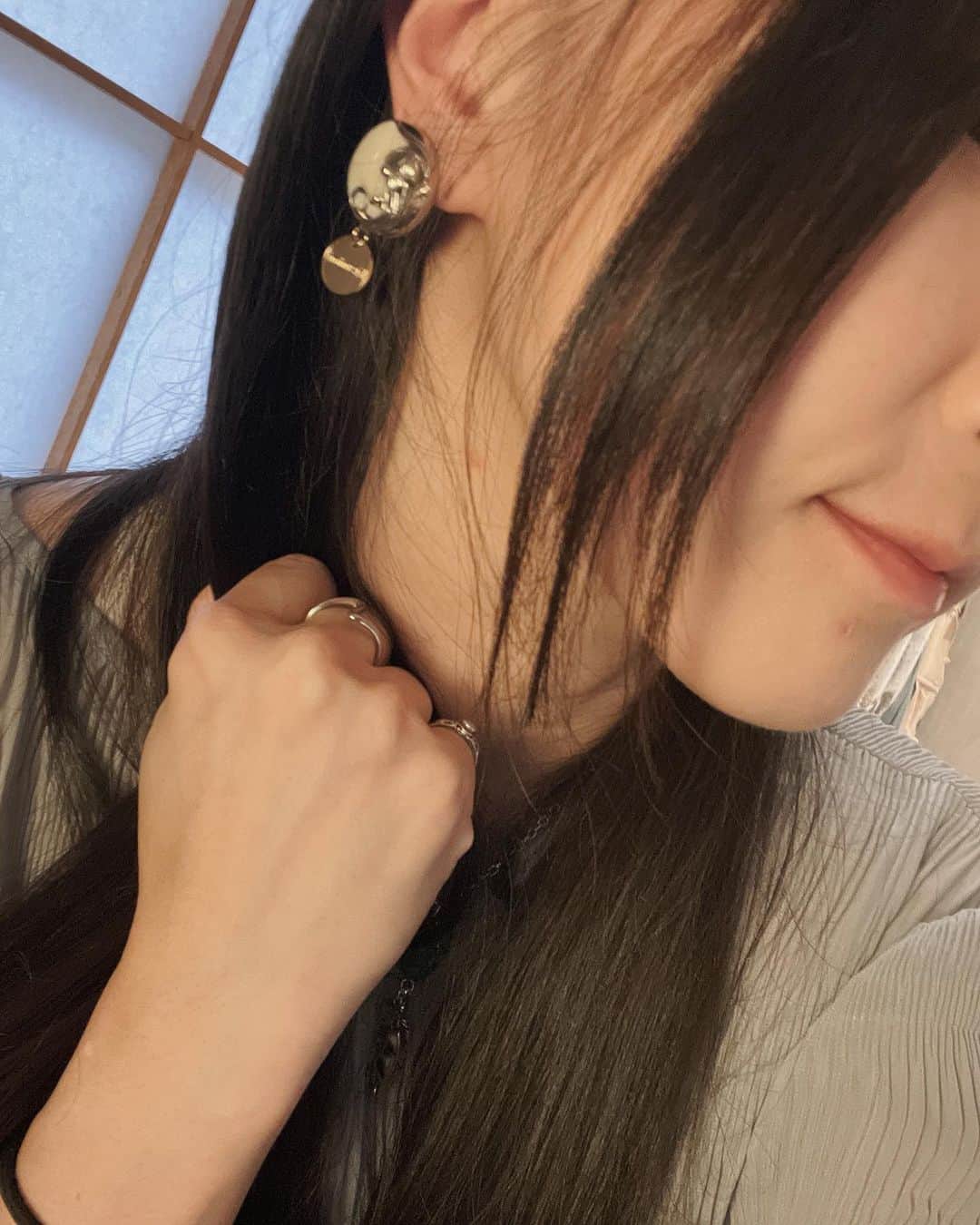 のインスタグラム：「@mami_mi_  さんのピアス ファンの方がプレゼントしてくださってお気に入りとなっております🤭  #pierce #かわいい #お気に入り #プレゼント #嬉しい #ありがとうございます #感謝」