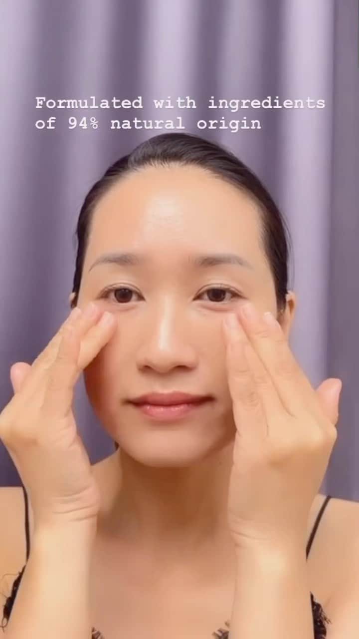 CLARINSのインスタグラム：「How to apply your eye cream: 1️⃣ Warm product between your fingers 2️⃣ Using 3 fingers gently press under the eyes, over the eyelids, and onto lashes - from inner corner of eyes to temples 3️⃣ Tap gently between brows   #Clarins #eyecream #undereyes #howtoapplyeyecream」