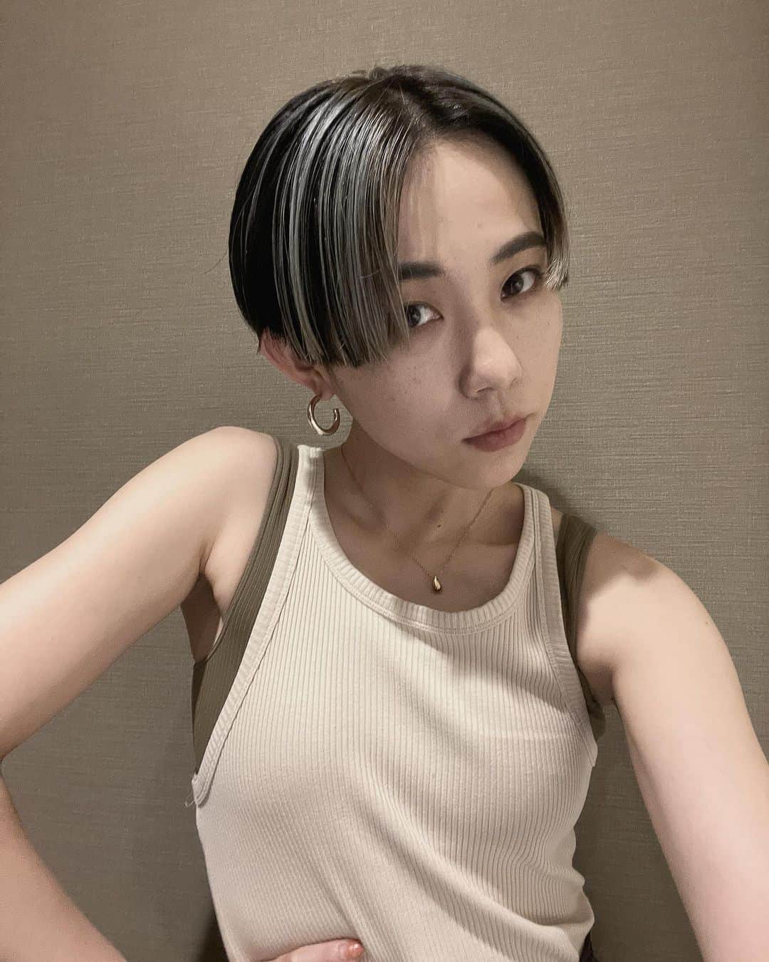 yurinasiaのインスタグラム：「かなりぶりのイメチェン🌪️🌪️🌪️ シルバー🩶🩶🩶 @tomopinpin いつもありがとう👽👽👽」