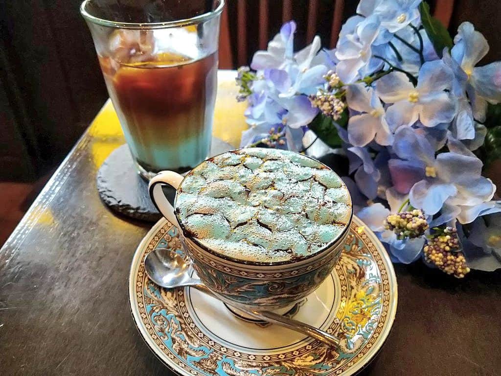 おいもカフェ金糸雀さんのインスタグラム写真 - (おいもカフェ金糸雀Instagram)「. 深煎りコーヒーの苦味にココアの甘みを加えたカフェモカを、マイルドなミントクリームと濃厚なチョコソースであしらった『カフェ チョコミント』(税込680円)。 贅沢な味わいのカフェモカに爽やかなチョコミントが香る、初夏の鎌倉にお似合いのアレンジコーヒーです♫ . #おいもカフェ金糸雀 #おいもカフェ #鎌倉 #小町通り #湘南 #神奈川 #カフェ #喫茶店 #鎌倉カフェ #湘南カフェ #神奈川カフェ #鎌倉スイーツ #鎌倉グルメ #鎌倉観光 #鎌倉旅行 #鎌倉散歩 #鎌倉デート #カフェチョコ #コーヒー #チョコミント #カフェモカ #ミント #チョコミントドリンク #ココア #紫陽花 #あじさい #ウェッジウッド #レトロ #kamakura #가마쿠라 . 《おいもカフェ金糸雀》 営業時間：10:00-18:00(L.O.17:30) 定休日：水曜日 248-0006 神奈川県鎌倉市小町2-10-10 小町TIビル1F TEL：0467-22-4908」7月5日 22時56分 - oimocafekanaria