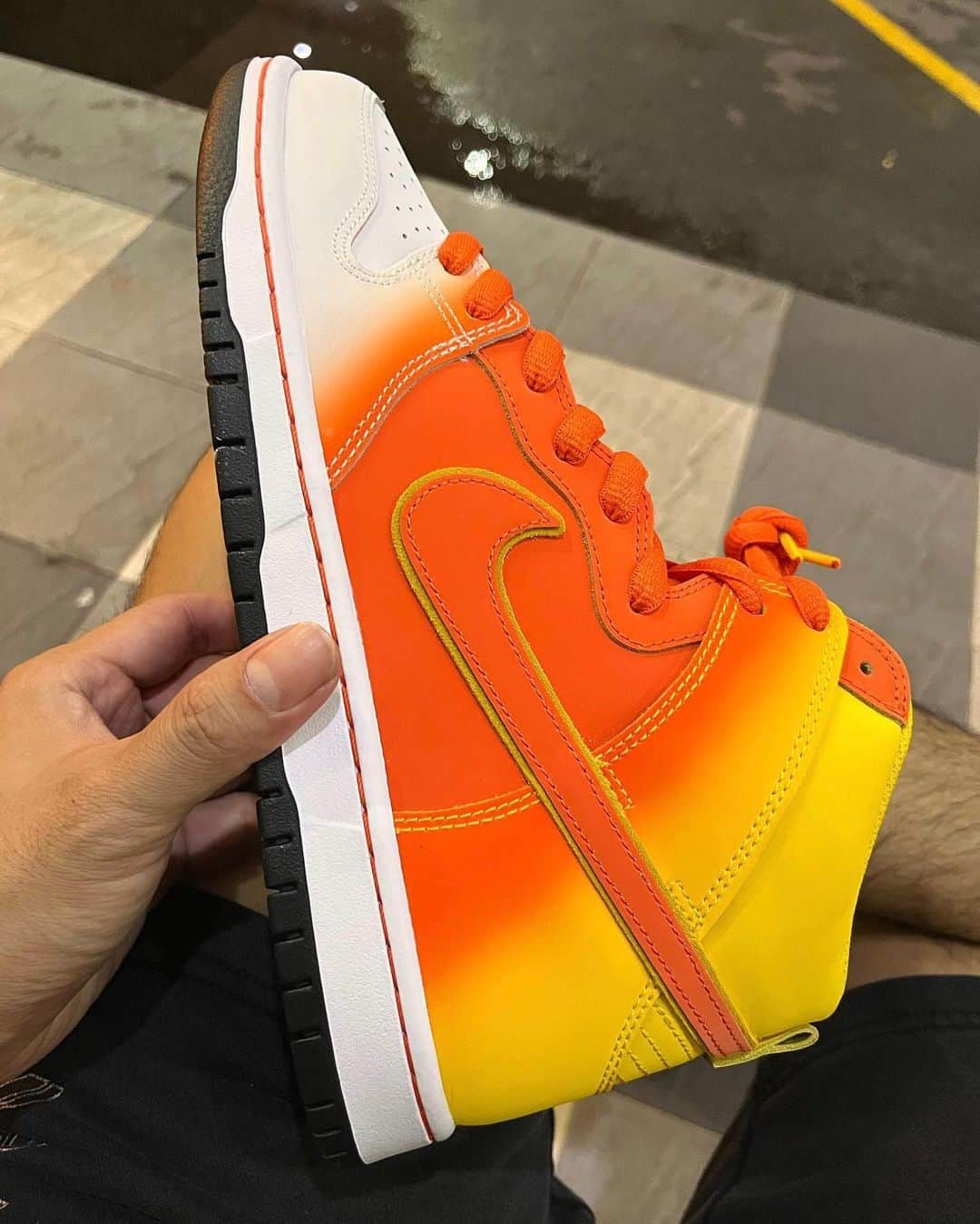 Nice Kicksさんのインスタグラム写真 - (Nice KicksInstagram)「Does @nikesb have another Halloween hit with this candy corn-inspired Nike SB Dunk High? 🎃 📸: @snkr_vn123」7月5日 22時56分 - nicekicks