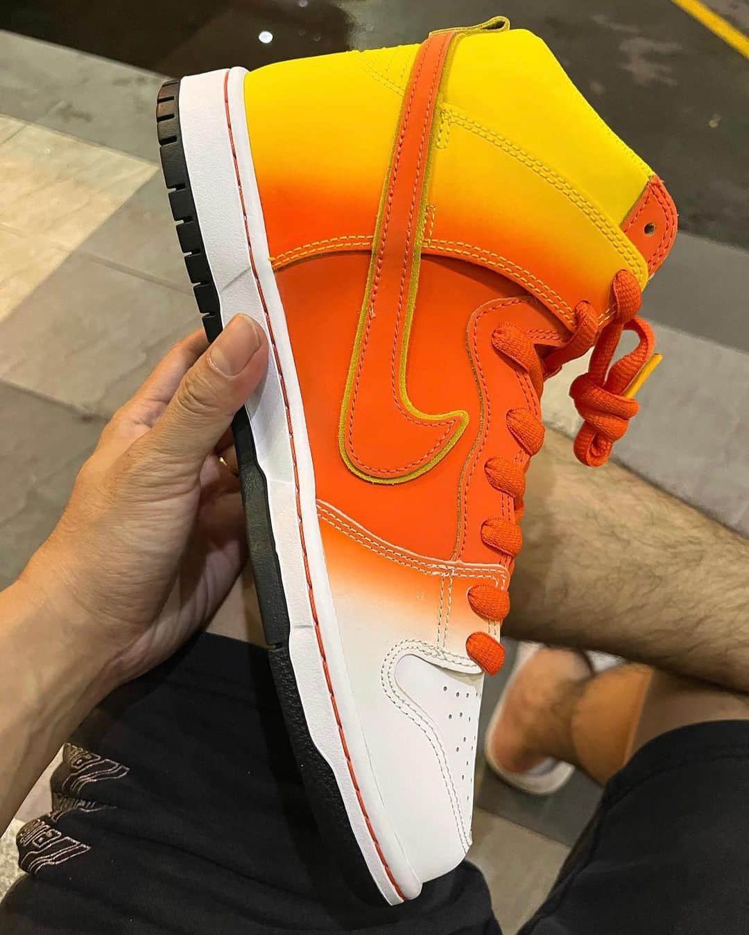 Nice Kicksさんのインスタグラム写真 - (Nice KicksInstagram)「Does @nikesb have another Halloween hit with this candy corn-inspired Nike SB Dunk High? 🎃 📸: @snkr_vn123」7月5日 22時56分 - nicekicks