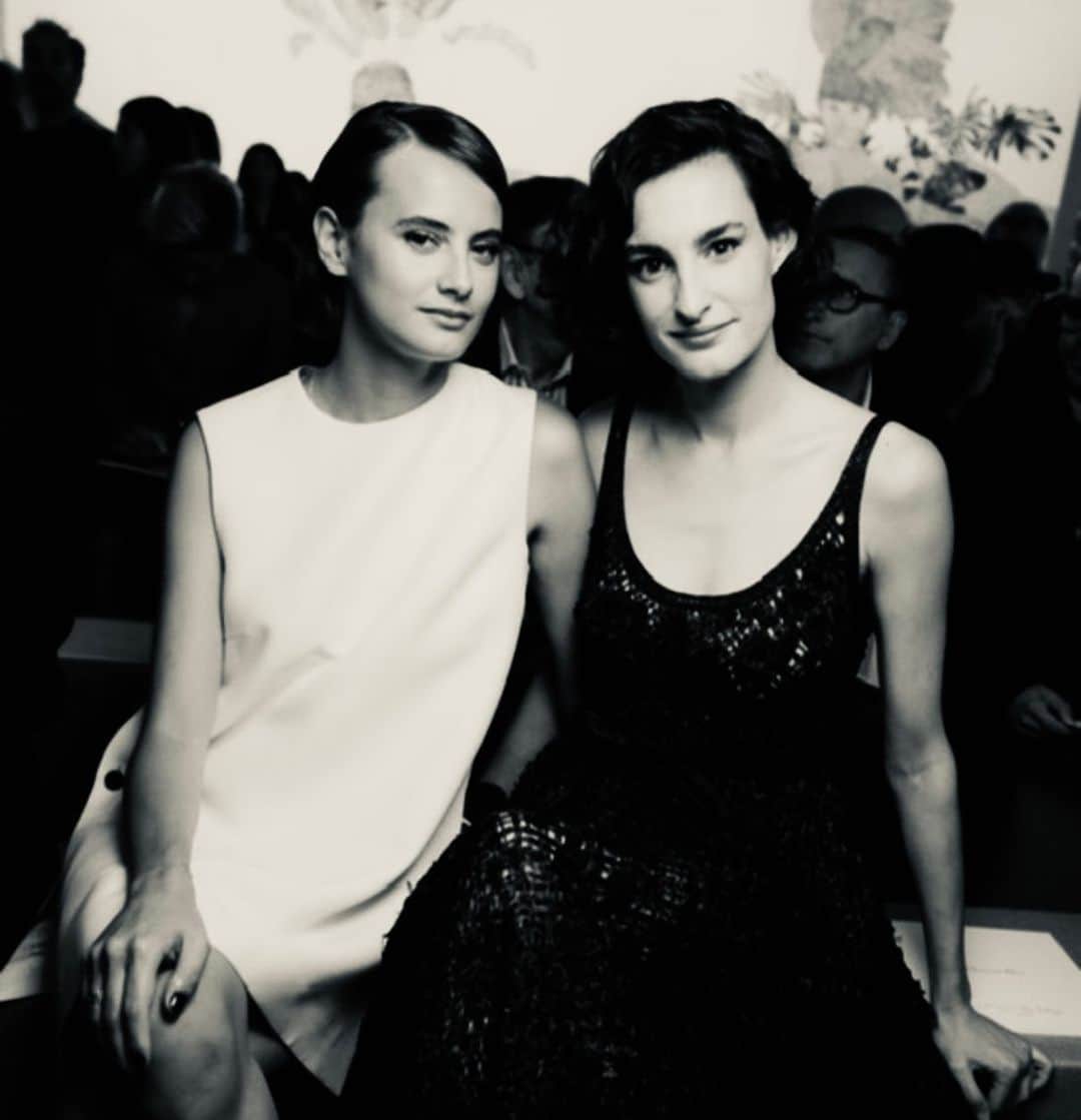 イネス・ド・ラ・フレサンジュさんのインスタグラム写真 - (イネス・ド・ラ・フレサンジュInstagram)「Nous sommes deux sœurs jumelles 🎶 @ninedurso @violettedurso ♡」7月5日 22時57分 - inesdelafressangeofficial