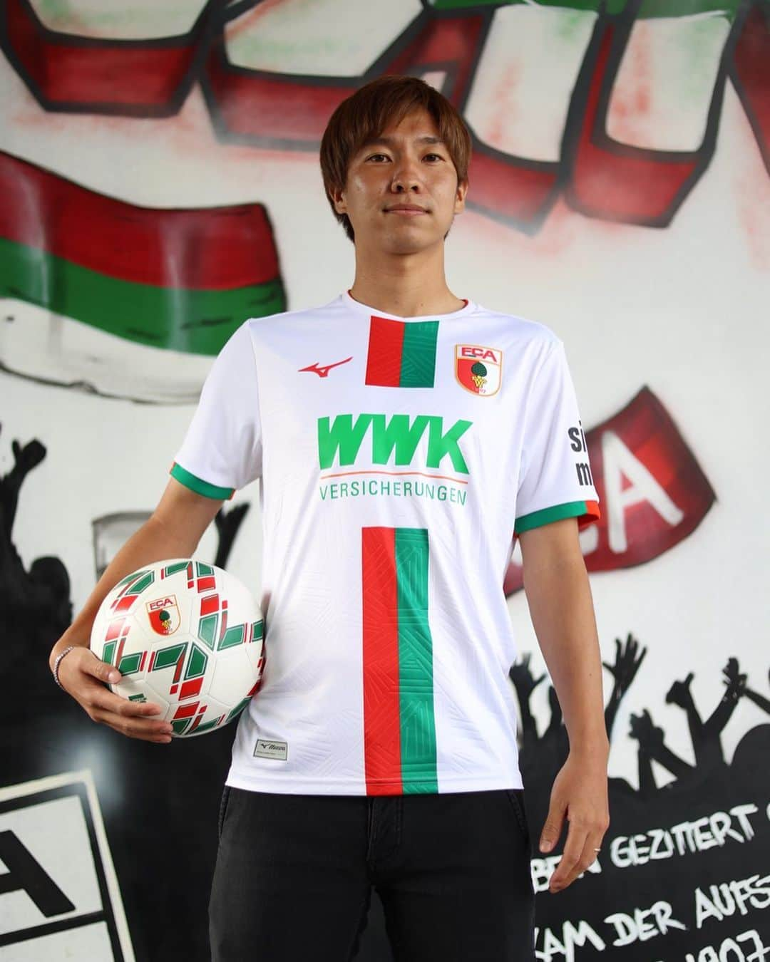 奥川雅也のインスタグラム：「Ich habe bei Augsburg unterschrieben und werde mein Bestes für die Mannschaft geben. Ich freue mich darauf, so bald wie möglich vor den Fans zu spielen.💪💪💪  この度FC Augsburgと契約しました！ 早くファンの前でプレー出来るのを楽しみにしてます！！ 頑張ります！！👍👍 #fcaugsburg  #bndesliga  #newchallenge」