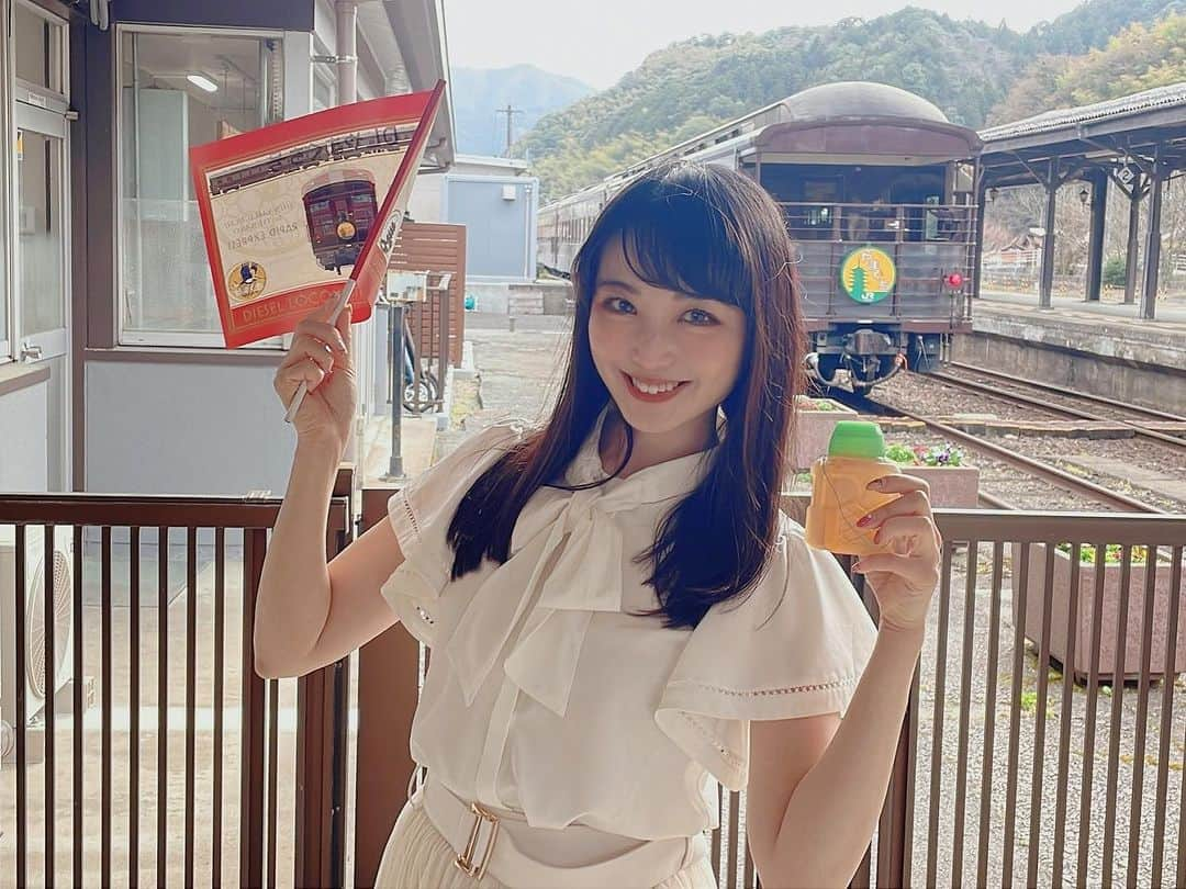 伊藤桃さんのインスタグラム写真 - (伊藤桃Instagram)「【#山口線 #津和野駅 】 新山口から約2時間10分の旅を経て… #やまぐち号 は津和野駅に到着しました！ 折り返しのやまぐち号の発車まで約3時間もの時間があるので、わらわらと降りた乗客で 津和野駅は一気に賑わっていました。 * 2枚目: 跨線橋から発見！ 転車台( *´꒳`*) 今度はSLできたいです🚂💓 3枚目: 駅舎には過去のヘッドマークが展示されていました。 * 4枚目: そして、嬉しい駅弁販売も‼️ やまぐち号の中で駅弁はないこともあり、一気に完売。 5枚目: 昔懐かしポリ茶瓶も💓 帰りの車内でいただいたよ^^ よく冷えた麦茶が美味しかった！ 6枚目: そしてこんな旗ももらえました。 ご機嫌でした。笑 7枚目: 駅舎内にある観光案内所にもヘッドマークや、ジオラマがありました。 * 8枚目: 駅前にはSLの静態保存が。 D51 194です。 最後はこの津和野を走っていました。 9枚目: 車内にも入れるのがうれしい。 * 10枚目は旗に喜んでいる伊藤のアナザーカットw お次は津和野観光編に、つづく( *´꒳`*)」7月5日 22時59分 - itomomo_tetsu