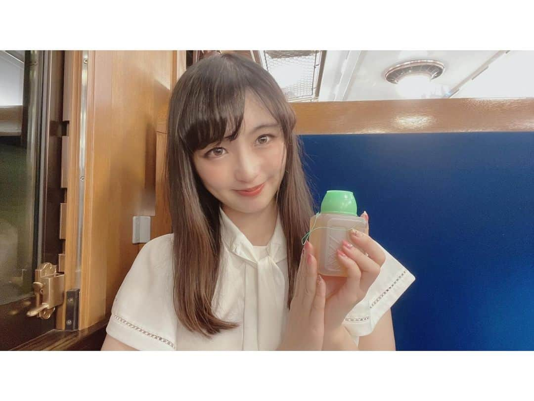 伊藤桃さんのインスタグラム写真 - (伊藤桃Instagram)「【#山口線 #津和野駅 】 新山口から約2時間10分の旅を経て… #やまぐち号 は津和野駅に到着しました！ 折り返しのやまぐち号の発車まで約3時間もの時間があるので、わらわらと降りた乗客で 津和野駅は一気に賑わっていました。 * 2枚目: 跨線橋から発見！ 転車台( *´꒳`*) 今度はSLできたいです🚂💓 3枚目: 駅舎には過去のヘッドマークが展示されていました。 * 4枚目: そして、嬉しい駅弁販売も‼️ やまぐち号の中で駅弁はないこともあり、一気に完売。 5枚目: 昔懐かしポリ茶瓶も💓 帰りの車内でいただいたよ^^ よく冷えた麦茶が美味しかった！ 6枚目: そしてこんな旗ももらえました。 ご機嫌でした。笑 7枚目: 駅舎内にある観光案内所にもヘッドマークや、ジオラマがありました。 * 8枚目: 駅前にはSLの静態保存が。 D51 194です。 最後はこの津和野を走っていました。 9枚目: 車内にも入れるのがうれしい。 * 10枚目は旗に喜んでいる伊藤のアナザーカットw お次は津和野観光編に、つづく( *´꒳`*)」7月5日 22時59分 - itomomo_tetsu