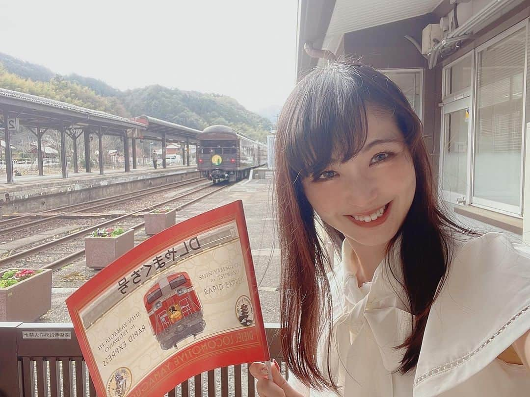 伊藤桃さんのインスタグラム写真 - (伊藤桃Instagram)「【#山口線 #津和野駅 】 新山口から約2時間10分の旅を経て… #やまぐち号 は津和野駅に到着しました！ 折り返しのやまぐち号の発車まで約3時間もの時間があるので、わらわらと降りた乗客で 津和野駅は一気に賑わっていました。 * 2枚目: 跨線橋から発見！ 転車台( *´꒳`*) 今度はSLできたいです🚂💓 3枚目: 駅舎には過去のヘッドマークが展示されていました。 * 4枚目: そして、嬉しい駅弁販売も‼️ やまぐち号の中で駅弁はないこともあり、一気に完売。 5枚目: 昔懐かしポリ茶瓶も💓 帰りの車内でいただいたよ^^ よく冷えた麦茶が美味しかった！ 6枚目: そしてこんな旗ももらえました。 ご機嫌でした。笑 7枚目: 駅舎内にある観光案内所にもヘッドマークや、ジオラマがありました。 * 8枚目: 駅前にはSLの静態保存が。 D51 194です。 最後はこの津和野を走っていました。 9枚目: 車内にも入れるのがうれしい。 * 10枚目は旗に喜んでいる伊藤のアナザーカットw お次は津和野観光編に、つづく( *´꒳`*)」7月5日 22時59分 - itomomo_tetsu