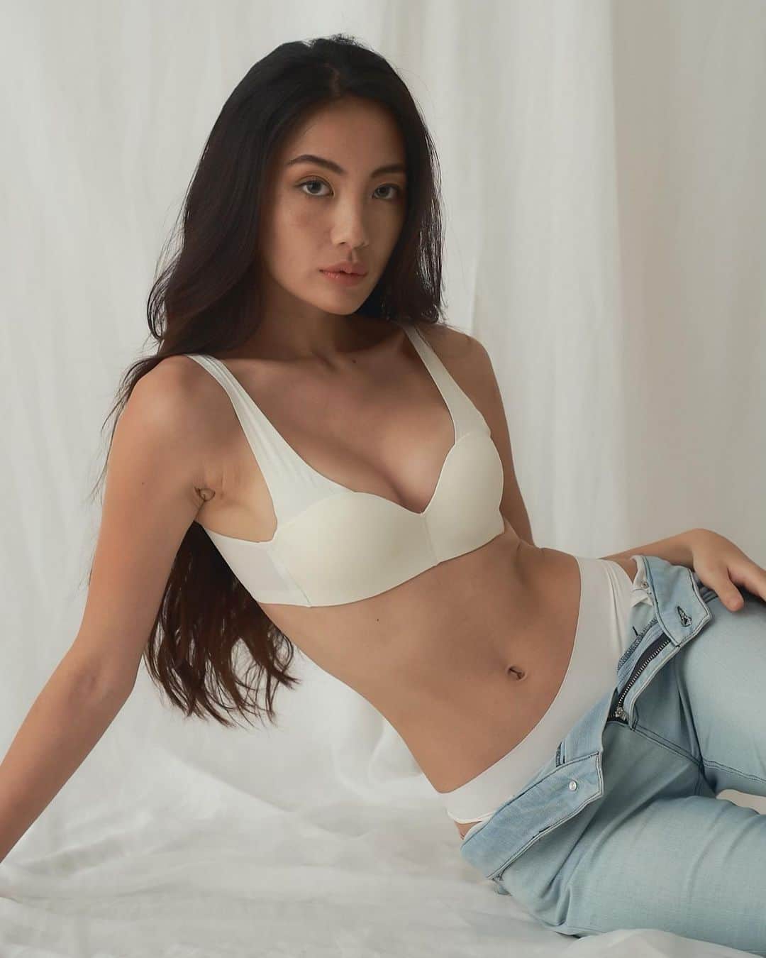佐藤マクニッシュ怜子のインスタグラム：「“𝘦𝘷𝘦𝘳𝘺𝘥𝘢𝘺 𝘥𝘳𝘦𝘢𝘮𝘺 𝘣𝘳𝘢” finally guys, it’s coming out this week! We incorporated our signature dreamy bra functionalities in seamless bra with your choice of one or two cups paddings. Of course, non wire and stretchable. It’s going to be the comfiest bra you’ll ever own. I promise 😉 July. 7th, 8:00pm JST. stay in line!  —————————  皆さんにやっっっとご報告ができます！ いよいよ今週金曜日、AMATERASのベストセラーブラのドリーミーブラシリーズから、初の下着としてのブラデザインが登場。年齢・系統問わず着ていただける形にこだわりました。シームレスの生地は、ショーツ同様服に響かないのが特徴。ただシームレスやノンワイヤーブラはラクな分しっかり盛れるってなかなかなくて、そこでドリーミー機能を入れ工夫をし今回このデザインが叶いました✨  サラッとした生地感なのでこれからの時期も気持ちよーく着てもらえると思います☺️毎日着ていたくなる着心地から、everyday dreamy braと命名。  「ドリーミーでは盛れすぎちゃった」という方達のためにも、ブラのパッドをワンクッション落とした型も作られ、 soft (1cup) & volume (2cups)から選べるようになってます✨  7/7 金曜日8:00pm (日本時間)スタンバイしてね🔥」