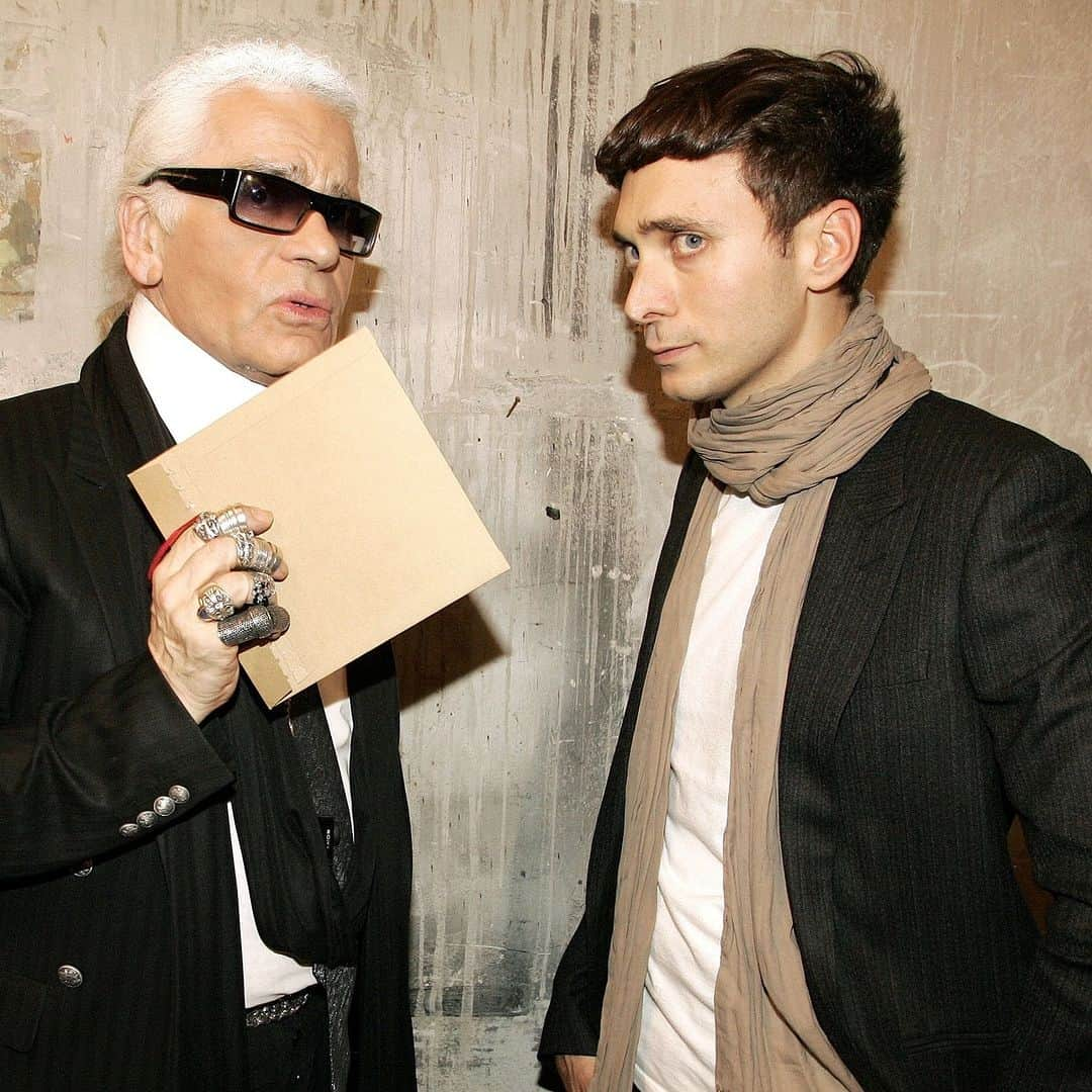 ELLE Germanyさんのインスタグラム写真 - (ELLE GermanyInstagram)「Happy Birthday, Hedi Slimane! Der Kreativdirektor des französischen Labels Celine wird heute 55 Jahre alt. ✨  Credit: Getty Images #hedislimane #karllagerfeld #celine」7月5日 23時02分 - ellegermany