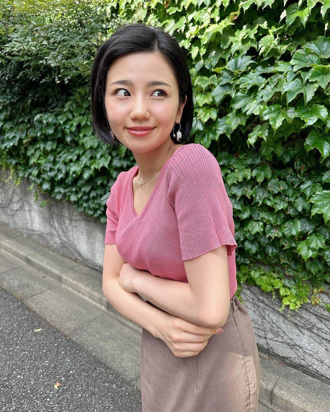 のインスタグラム：「梅雨っぽいジメジメが多くなりましたね☔️  小池は天気のお話が大好きです🙆‍♀️ 話題がないからする話の代名詞的な位置付けな天気のお話ですが 毎日気にかけて季節の移ろいを楽しみお天気ひとつで一喜一憂するのとても充実します👏  最近、話題のファンデーションを 使ってみました🥺 小池好みのツヤ肌即完成 カバー力もあっていい感じ🫶  セットのスパチュラで初体験！ 思ってたより簡単でナチュラルに仕上がるのお気に入りすぎた😇 新しいものもどんどんチャレンジしてみるものだな🔯  #3枚目オフショット 晴れ乞い 昔から晴れてほしい時にやります ぜひ、皆さんも🦵」