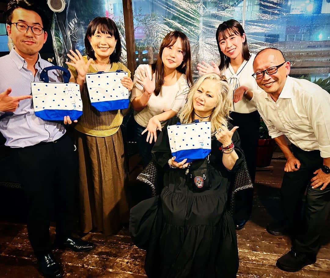 JILLのインスタグラム：「7月5日、ジルプレ終了👍  1年間、番組にちょくちょく参加してくださったアサヒ飲料の山賀ちゃん💕  すでに後輩が！  しかも今日は引き継ぎの儀、だったぁ‼️  1年の間に5回登場。 最初はポストイットにビッシリの書き込み。 今日は後輩、森ちゃんに引き継ぐこともあり 特にしっかりしてたなぁ。  いや、1年前からパワーも神通力もちゃんとありましたから👍  今日はね、後輩を導く姿に涙しましたよ。  番組終了後は、みんなで会食して、お疲れ様会🙏でした。  娘よりひとつ年下の彼女たち。 母心でウルウル。  大先輩であるアサヒ飲料の伊藤さんは 限りなく優しい。 育っていく後輩たちを時代を越えて 見守る姿は、私と同じく父心でウルウル。  いい会社だなぁ。  田野内さんも、女子で現在バリバリ活躍する先輩として、彼女たちからみれば神々しい存在。きっと良き影響がお互いにあるでしょう。  幸せな世代交代🫡 今日は心から素敵な乾杯🍻が出来ました。  7月22日-仙台rensaホール 7月23日_函館金森ホール —————————————- PERSONZ「I AM THE BEST TOUR」 6月18日_高知県立県民文化ホール グリーンホール 6月24日_札幌CUBE GARDEN 7月02日_ヒューリックホール東京 7月22日-仙台rensaホール 7月23日_函館金森ホール 8月04日_名古屋ダイアモンドホール 8月05日_大阪クラブクワトロ 8月11日_新潟LOTS 8月12日_高崎芸術劇場スタジオシアター 8月26日_福岡電気みらいホール —————————————-  #jillpersonz  #personz  #youtubepersonzチャンネル #note  #jillpersonz  #エアプレ #JILLプレ #ラジオ高崎 #三味線jill屋」