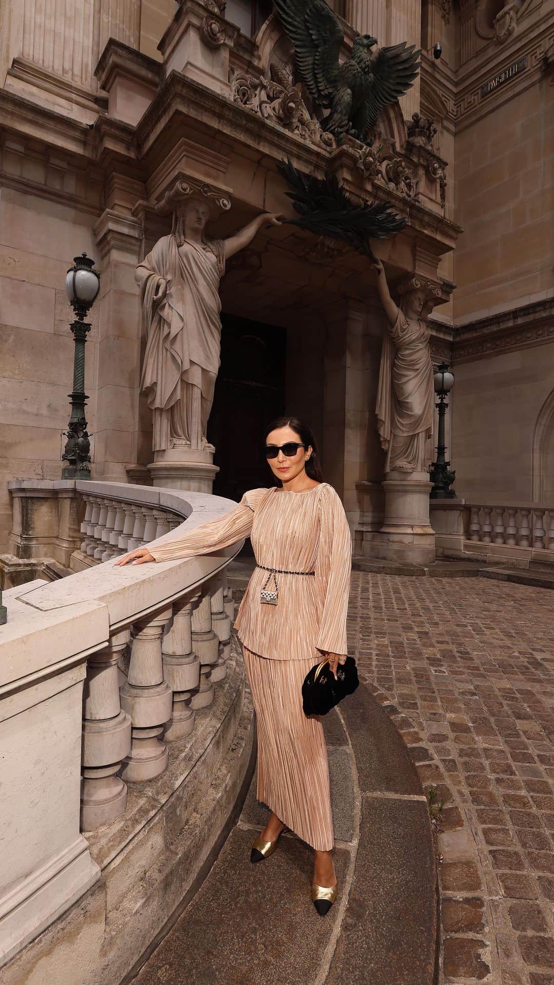 Lalá Noletoのインスタグラム：「Em Paris, vestido a obra de arte da @neriage_」