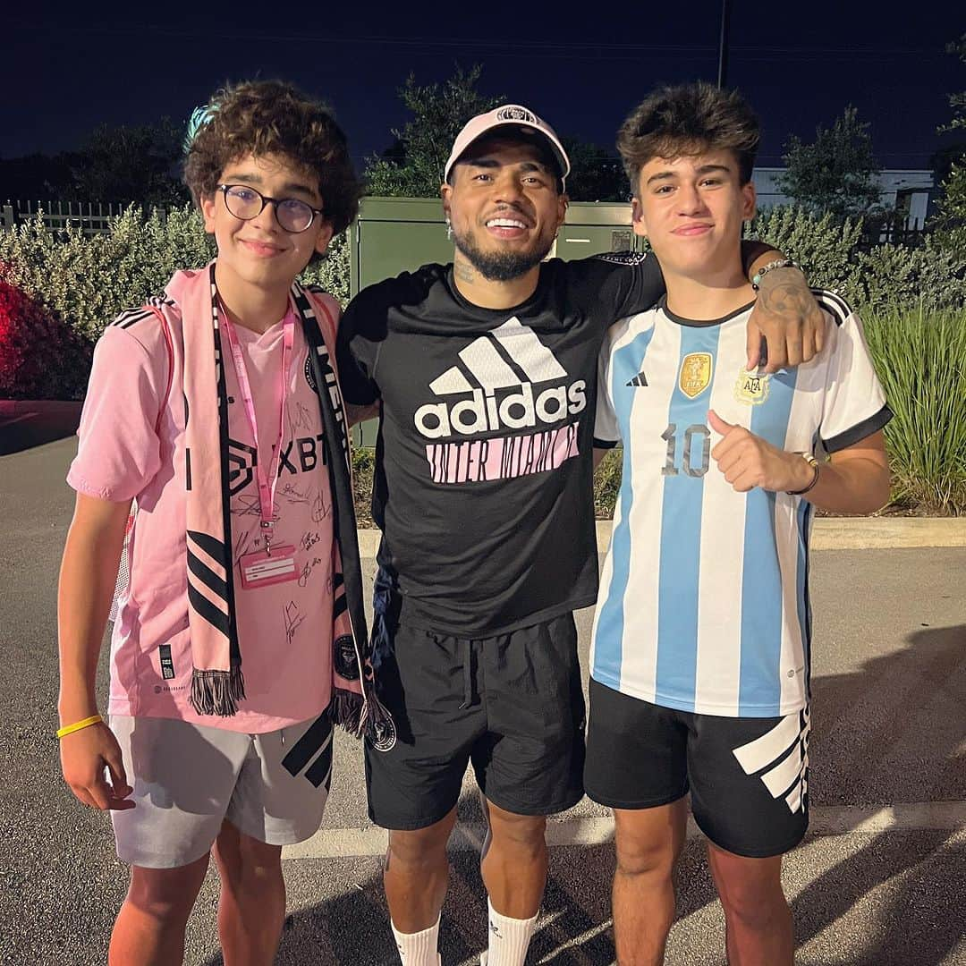 Erika De La Vegaさんのインスタグラム写真 - (Erika De La VegaInstagram)「Ayer conocimos a @josefmartinez17 después de su golazo en el juego del @intermiamicf.   Matias me ha hecho sin querer fan del futbol y yo siempre seré fan de los venezolanos dándole todo lo mejor al mundo entero 🇻🇪 #intermiami #venezuela」7月5日 23時09分 - erikadlvoficial