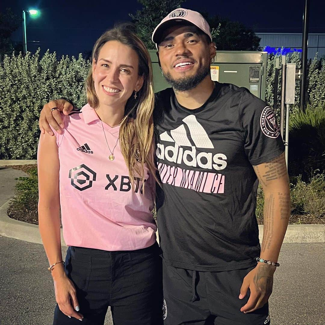 Erika De La Vegaさんのインスタグラム写真 - (Erika De La VegaInstagram)「Ayer conocimos a @josefmartinez17 después de su golazo en el juego del @intermiamicf.   Matias me ha hecho sin querer fan del futbol y yo siempre seré fan de los venezolanos dándole todo lo mejor al mundo entero 🇻🇪 #intermiami #venezuela」7月5日 23時09分 - erikadlvoficial