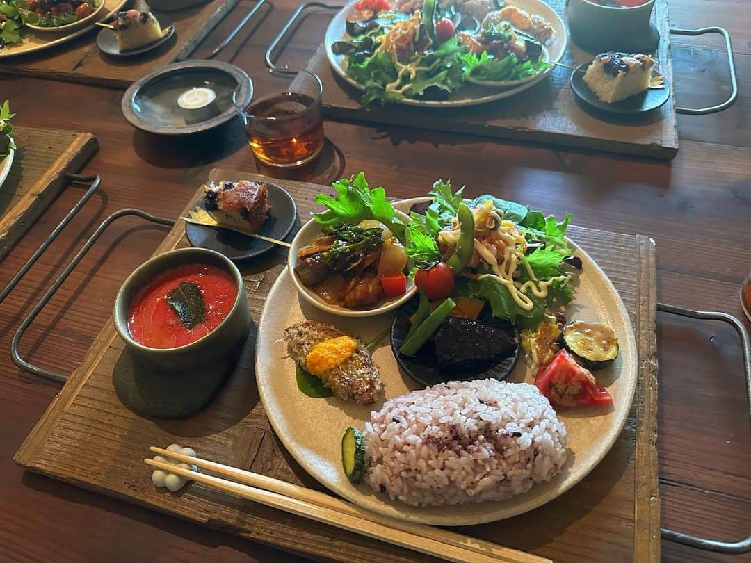 樹神さんのインスタグラム写真 - (樹神Instagram)「元気な野菜の実力たるや。 ひとつひとつ丁寧に作られてるのが透けて見えて、とっても沁みます。  米day no.1の野菜のプレート お値段以上すぎました。美味しかった〜。」7月5日 23時09分 - kotamaofficial